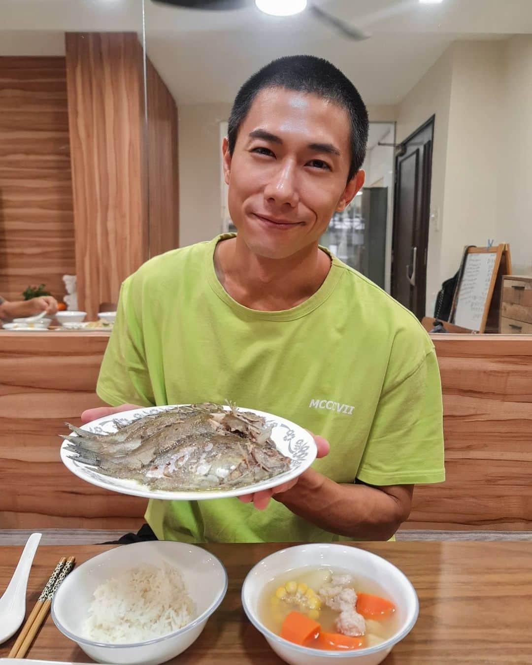 デスモンド・タンのインスタグラム：「I just casually mentioned over dinner last night that I miss eating the 'CNY fish' aka 白肚鱼 because I couldn't visit my friend who prepares this dish every CNY this year. Today, I came home to this! Aww.. this is not just fish, this is love. 💙 世上的妈妈都是一样的~ 今年的拜年鱼多了一份母爱! 好感动~ 😭 #GDLL  年初六了，我还没正式在这和大家拜年。祝大家牛年全家平安! 健康快乐! 福气满满！牛年行大运! 🍊🍊🧧🧧」