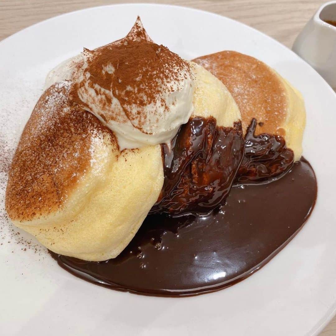 山田なる（ナルハワールド）さんのインスタグラム写真 - (山田なる（ナルハワールド）Instagram)「🥞❤️﻿ ﻿ ﻿ 幸せのパンケーキ食べた時の！﻿ めっちゃ美味しかった〜🥺💘﻿ ﻿ いろんな種類あって迷ったけど、﻿ ティラミス味にした🍽🍫﻿ ﻿ #幸せのパンケーキ #しあわせのパンケーキ #パンケーキ #ぱんけーき #ティラミス #ティラミスパンケーキ #カフェ #カフェ巡り」2月17日 21時21分 - naruhaw