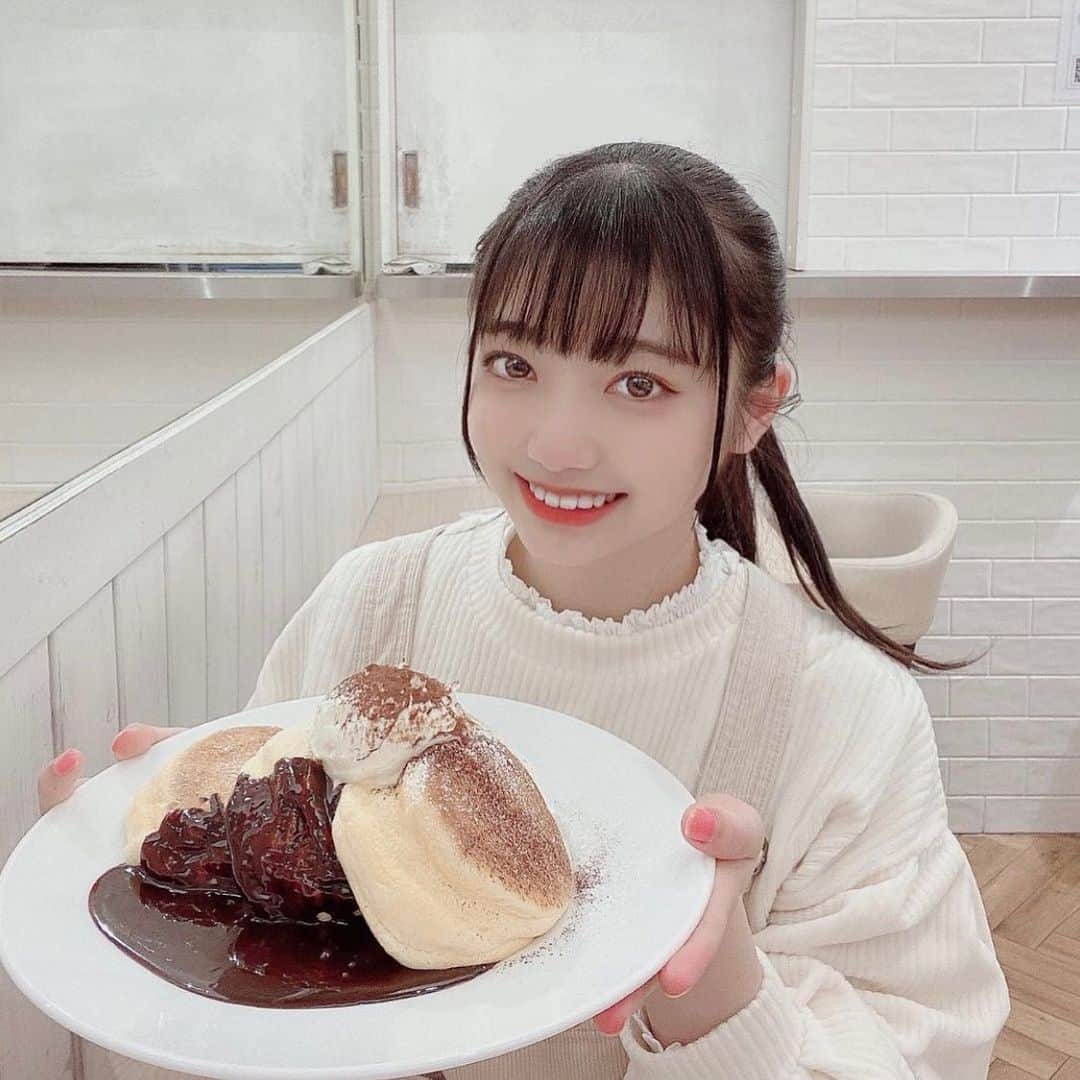山田なる（ナルハワールド）さんのインスタグラム写真 - (山田なる（ナルハワールド）Instagram)「🥞❤️﻿ ﻿ ﻿ 幸せのパンケーキ食べた時の！﻿ めっちゃ美味しかった〜🥺💘﻿ ﻿ いろんな種類あって迷ったけど、﻿ ティラミス味にした🍽🍫﻿ ﻿ #幸せのパンケーキ #しあわせのパンケーキ #パンケーキ #ぱんけーき #ティラミス #ティラミスパンケーキ #カフェ #カフェ巡り」2月17日 21時21分 - naruhaw