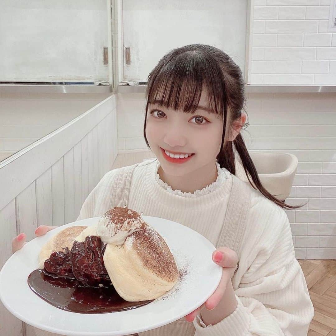 山田なる（ナルハワールド）のインスタグラム：「🥞❤️﻿ ﻿ ﻿ 幸せのパンケーキ食べた時の！﻿ めっちゃ美味しかった〜🥺💘﻿ ﻿ いろんな種類あって迷ったけど、﻿ ティラミス味にした🍽🍫﻿ ﻿ #幸せのパンケーキ #しあわせのパンケーキ #パンケーキ #ぱんけーき #ティラミス #ティラミスパンケーキ #カフェ #カフェ巡り」