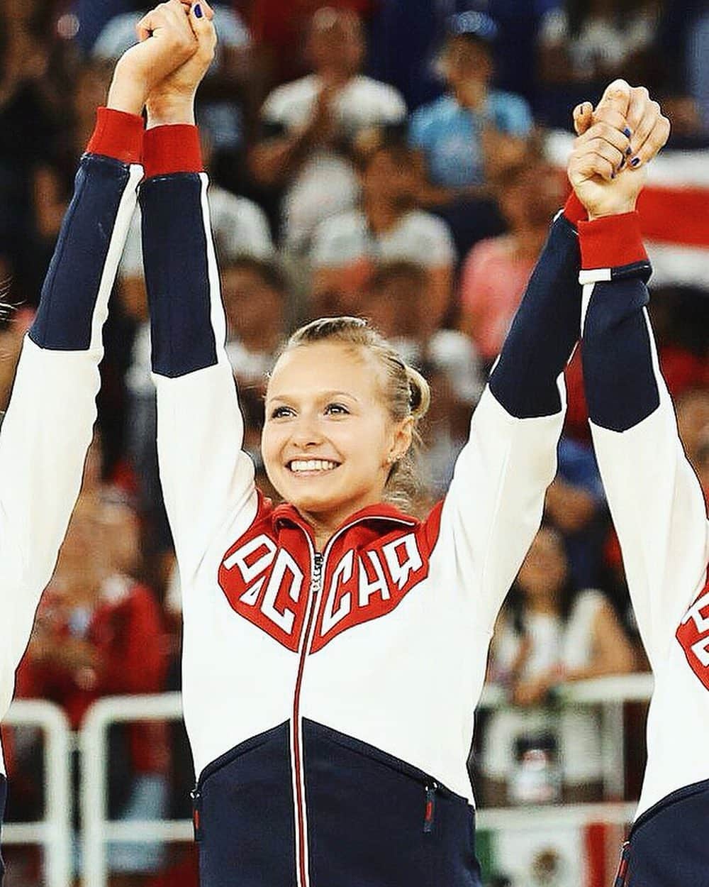 ダリア・スピリドーノワのインスタグラム：「Я УШЛА ИЗ СПОРТА❤️ ⠀ Моё важное и осознанное решение поставить точку в профессиональной спортивной карьере😌 ⠀ Это была большая, трудная дорога длинной в 15 лет. Я обожаю выступать на соревнованиях и получать эти нереальные эмоции✨ Но со временем, я поняла, что интерес к тренировкам начал пропадать. ⠀ Многое получилось реализовать, а многое нет, но оглядываться назад уже бессмысленно. Жизнь не заканчивается на одном профессиональном спорте и нужно двигаться дальше 🚀 ⠀ Во время карантина было много свободного времени, для размышления дальнейшей жизни. Я загорелась своими целями и решила попробовать реализовывать их. И начала со своей девичьей мечты @mikki_studio 💜 ⠀ Я благодарна спорту за всё, за людей которые были рядом, за поддержку наших любимых зрителей и конечно за опыт, которого не отнять! ❤️ ⠀ Теперь начинается новая жизнь, новые возможности, новая история🔥  I’VE RETIRED FROM SPORT❤️  My important and conscious decision to end my professional sports career. 😌  It was a long and tough way that took 15  years. I love  to perform at competitions and get unbelievable emotions✨ But over time I realized that the interest in training began to disappear.   Many things were implemented, and many things were not, but it is pointless to look back. Life is not only about the professional sport and you need to move on🚀  During the quarantine, there was a lot of spare time to think about my future life. I was obsessed with my goals and decided to realize them. And i started with my childhood dream @mikki_studio 💜  I’m grateful to sport for everything, for people who have been there, for the support of our favorite viewers and of course for the experience, that can never be taken away! ❤️  Its time to start new life, open new opportunities and write a new story 🔥」