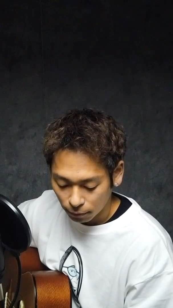 山川就史のインスタグラム：「最近、沢山の大人の人たちのお話(本やテレビ、youtubeなども)を聞く機会が増え、自分の人生経験の足りなさや、未熟さを痛感しました。  今まで僕は、「綺麗な歌詞や、みんながわかるような歌詞を」とばかり考えていましたが、そういうことではありませんでした。  うまく作ろうとせず、綺麗に書こうとせず、下手くそな歌詞でもいいから、今の自分の等身大の歌詞を書こうと思いこの曲を作りました。」