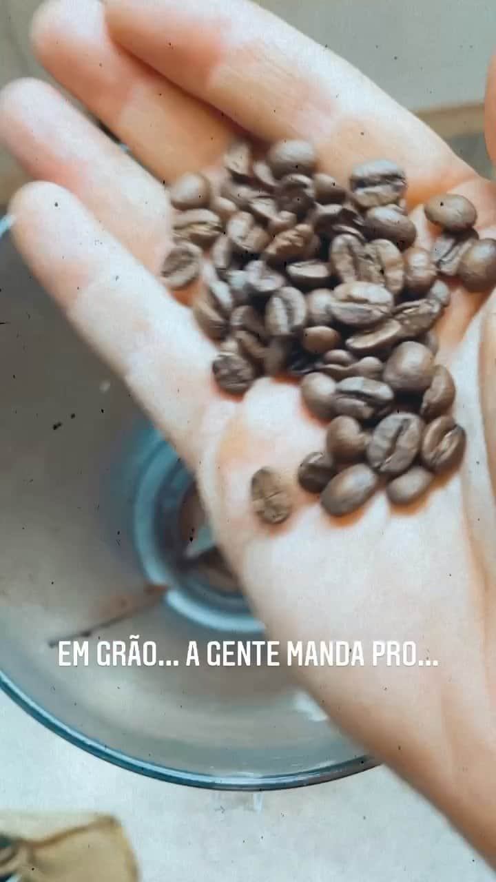 ミシェル・テロのインスタグラム：「Vcs tb amam esse cheirin?!   Cada lote vendido desse café especial, será doado um litro de leite pra @apaebrasil.   Eu abri mão dos royalties e a galera da @cheirinbao criou esse café especial pra gente fazer o bem.   Vc compra um café especial, e automaticamente está doando um litro de leite.   Bora comprar pra gente, pra dar de presente pra alguém q ama café.」