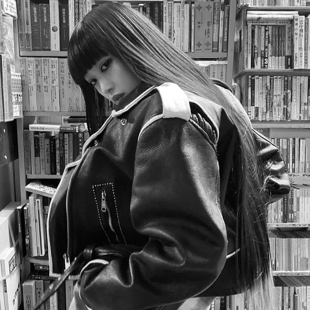 セナのインスタグラム：「🌹 . . . . . . . . . . . . . . . . . . . . . . . . . . . . . . . . . . . . . . . . . . . . . . . . . . . . . . . . . . . . . . . . . . . . . . . . . . . . . . . . . . . . . . . . . . . . . . . . . . . . . . . . . . . . . . . . #黒髪 #黒髪ロング #ロングヘア #スーパーロングヘア #ストレートヘア  #赤リップ #ぱっつん前髪 #作撮り #黒髪ぱっつん #mode #撮影 #streetfashion #作品撮り #サロモ #サロンモデル #古着 #ootd #ootdfashion #streetstyle #いいね返し #instagood #instalike #撮影モデル #ワイドバング #オン眉 #ootd4nylonjp #celine #ライダースジャケット #streetphotography #selfie」