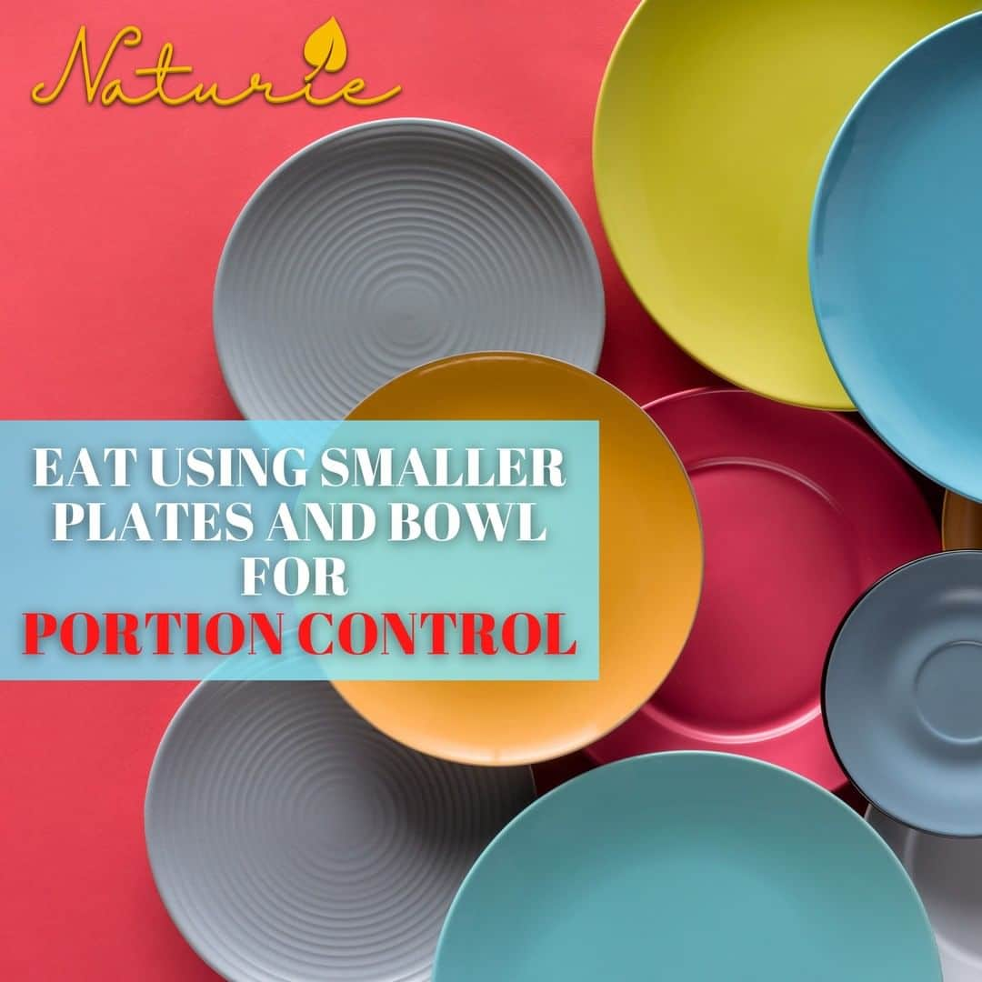 ナチュリエのインスタグラム：「If you are looking into eating less for whatever reason, try switching to smaller plates and bowls when you eat. . How does it work? Eating in smaller bowl will trick your mind into thinking you have eaten a lot due to the full bowl. . Imagine putting pasta in a large plate, the portion might look small. But put the same amount of pasta in smaller plates, it;ll look a lot and your mind will think that you've eaten much. . Downsizing your plate can also help you to cut back on the calories.  . Now...how about letting your plates control you instead??」