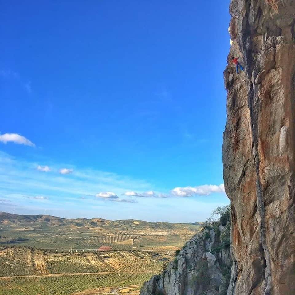 伊東秀和さんのインスタグラム写真 - (伊東秀和Instagram)「旅🌈 登って食べて寝る😁🍻 レストの日の、のんびりも✨✨✨ 登った後の食とビール最高。またゆっくりとスペインツアー行きたい🇪🇸 @raffinee_orientalbio @mammut_japan @camp1889 #climbingtrip #climbing #spain🇪🇸」2月17日 21時24分 - hide9a2019