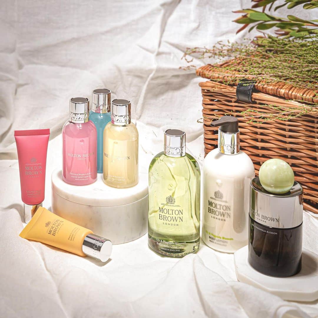 モルトンブラウンのインスタグラム：「To celebrate Random Acts of Kindness Day, we’re giving away this hamper of treats.  To enter simply tag somebody who is going above and beyond in the comments below. From key workers to those weathering tougher times, let’s spread a little joy. Each tag counts as a new entry.   *Entry closes at 3pm on Monday, 22nd February 2021. Winner will be notified later the same day via direct message. T&Cs apply. Full Terms & Conditions can be viewed on our website.」