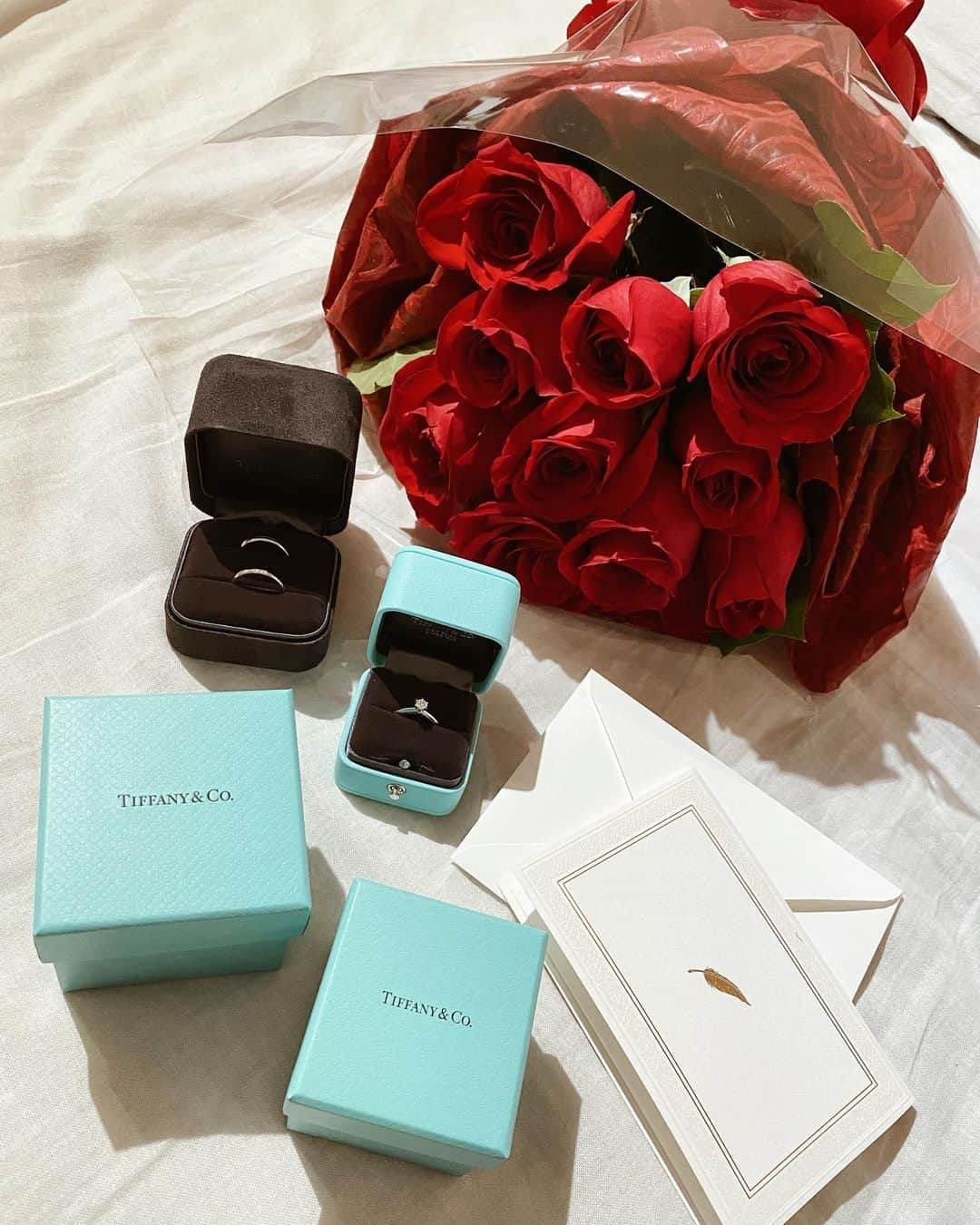 Mのインスタグラム：「I said yes! かねてからお付き合いしていた彼から プロポーズしてもらい婚約しました💍 お手紙読んで私は号泣。 こんな私をお嫁さんに選んでくれて ありがとう❤️❤️  まだまだ未熟な2人ですが 温かく見守って下さい❤️ これからがスタート。 頑張ろうね🥰  #プロポーズされました #プロポーズ #婚約指輪 #婚約しました #エンゲージリング #マリッジリング #ティファニーリング #サプライズプロポーズ」
