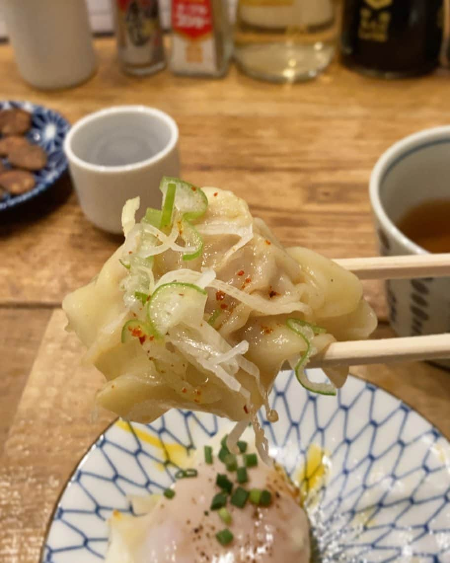 水戸悠夏子さんのインスタグラム写真 - (水戸悠夏子Instagram)「先日、三弥でしっかりご飯を食べた後、実は錦弥にはしごしていました。（…？！ ほんと我ながらよく食べる）艶々ねぎワンタンと、お皿にチャーシューエッグの黄身を取っておいているのはネギそばをダンクしてやろうという魂胆でした。錦弥ではいつもハブ酒のショットを貰います、なんか風邪引かなそうな気がするので…。#錦弥新潟」2月17日 21時28分 - mitoyukako