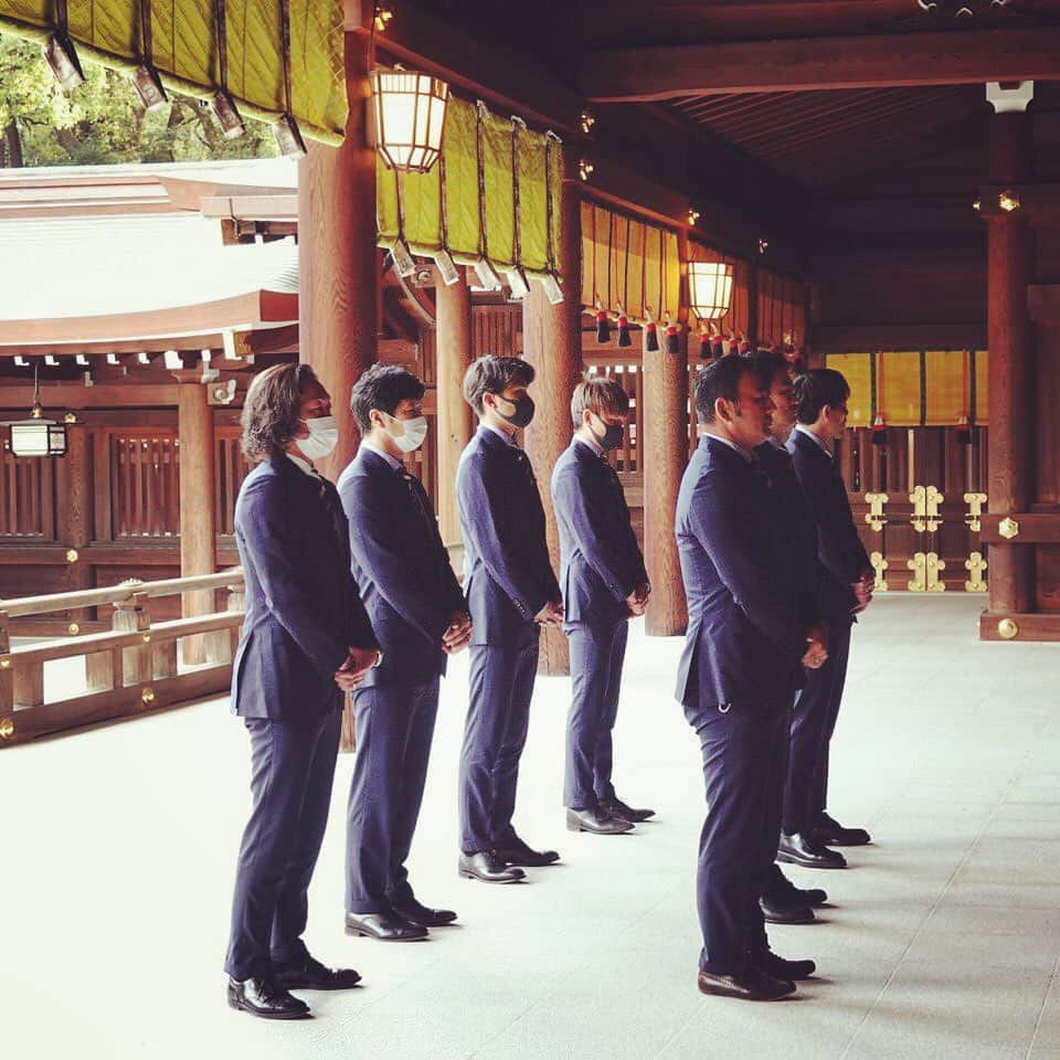 のインスタグラム：「明治神宮にて必勝祈願👏 個人時には前厄なので厄祓いも🤝  雲がかかり、小雨が降った後に現れた青空。 空気が変わり、神々しい。  #明治神宮 #必勝祈願 #無事安泰 #祈願祈祷 #fctokyo #FC東京 #tokyo #fctokyoclubcommunicator  #FC東京クラブコミュニケーター #石川直宏」