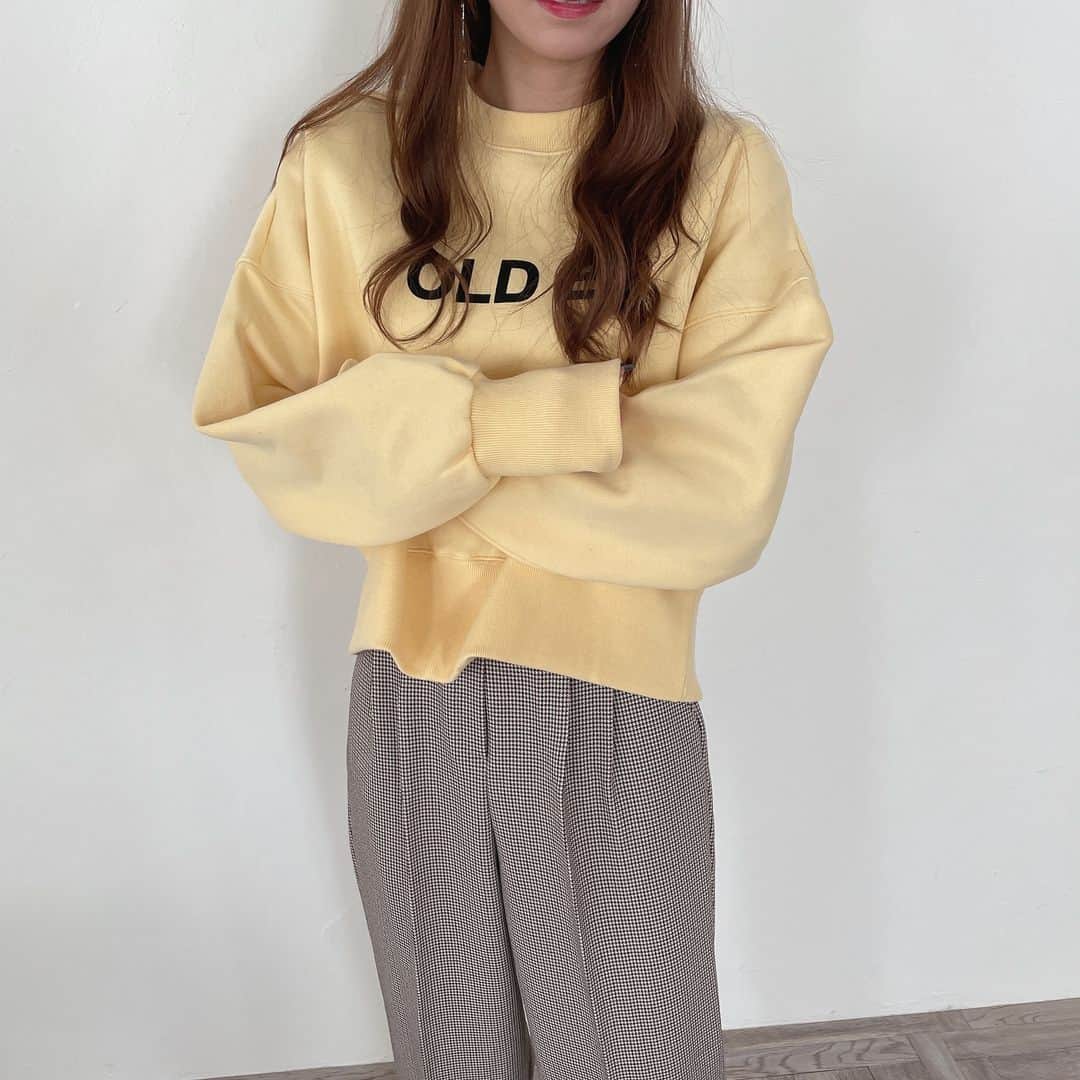 のインスタグラム：「［ logo pullover ］⁣ .⁣ “ ショート丈ロゴプルオーバー ”⁣ .⁣ スタイルアップ見えするショート丈♡⁣ きゅっと詰めた手首のリブがかわいい！👩‍🍳⁣ .⁣ color：ミント / イエロー⁣ ¥5,060（tax in）⁣ .」