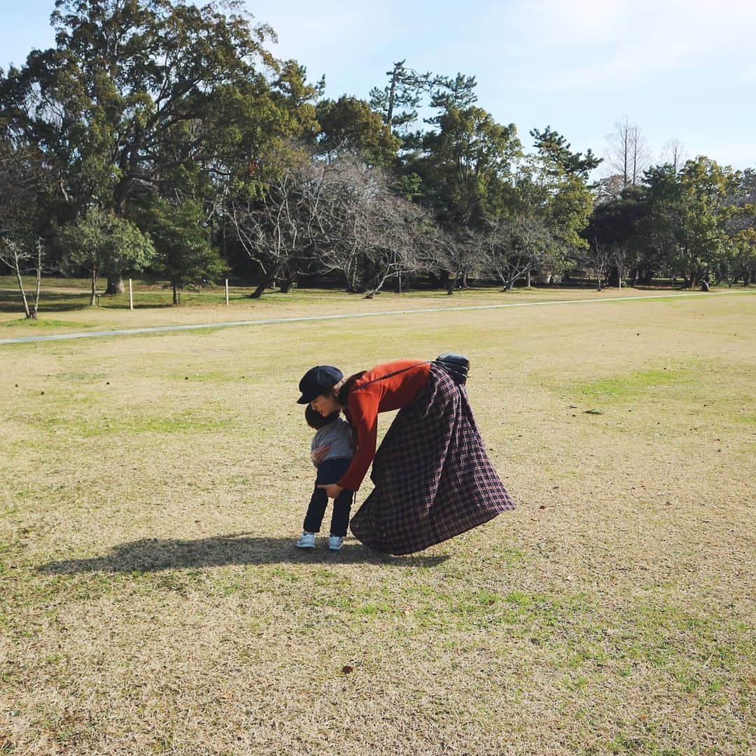 佐川愛果のインスタグラム：「産後から着やすさとデザイン性が好きすぎて @doublestandard_official のお洋服率高い😆💕このスカートもふわっとした形がお気に入り～  #男の子ママ #1歳6ヶ月男の子 #1歳6ヶ月 #ママコーデ #ダブスタ #ダブルスタンダードクロージング #doublestandardclothing」