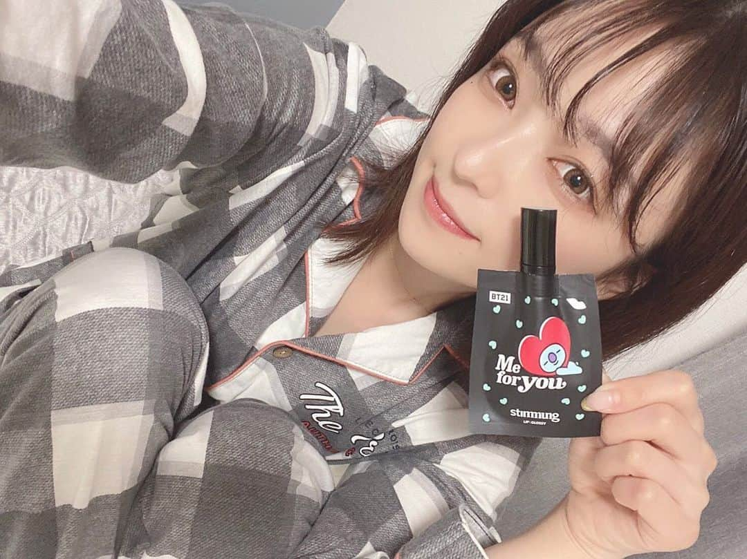 船木沙織（さおりん）さんのインスタグラム写真 - (船木沙織（さおりん）Instagram)「. 最近のパジャマ🤍 . . stimmungのリップしてるんだけど 塗ったら唇がふっくらするよ😗 . . BT21のパッケージ可愛い〜 BTSコラボは800円、それ以外は500円でコスパ良きだよ🤍 . #stimmung #スティモン #bt21」2月17日 21時44分 - funacky325