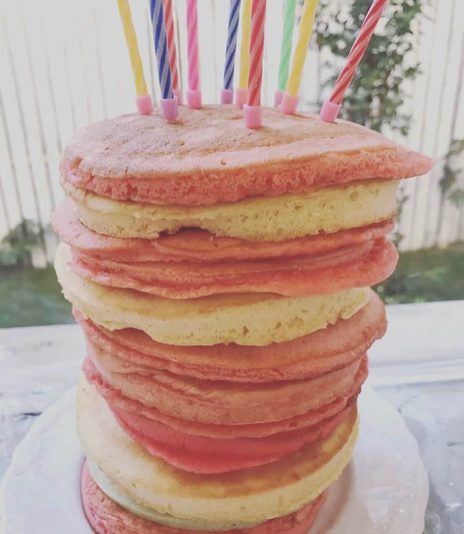 双木昭夫のインスタグラム：「ホットケーキミックスに食紅を混ぜて、厚紙で型を作りひたすら焼く。」