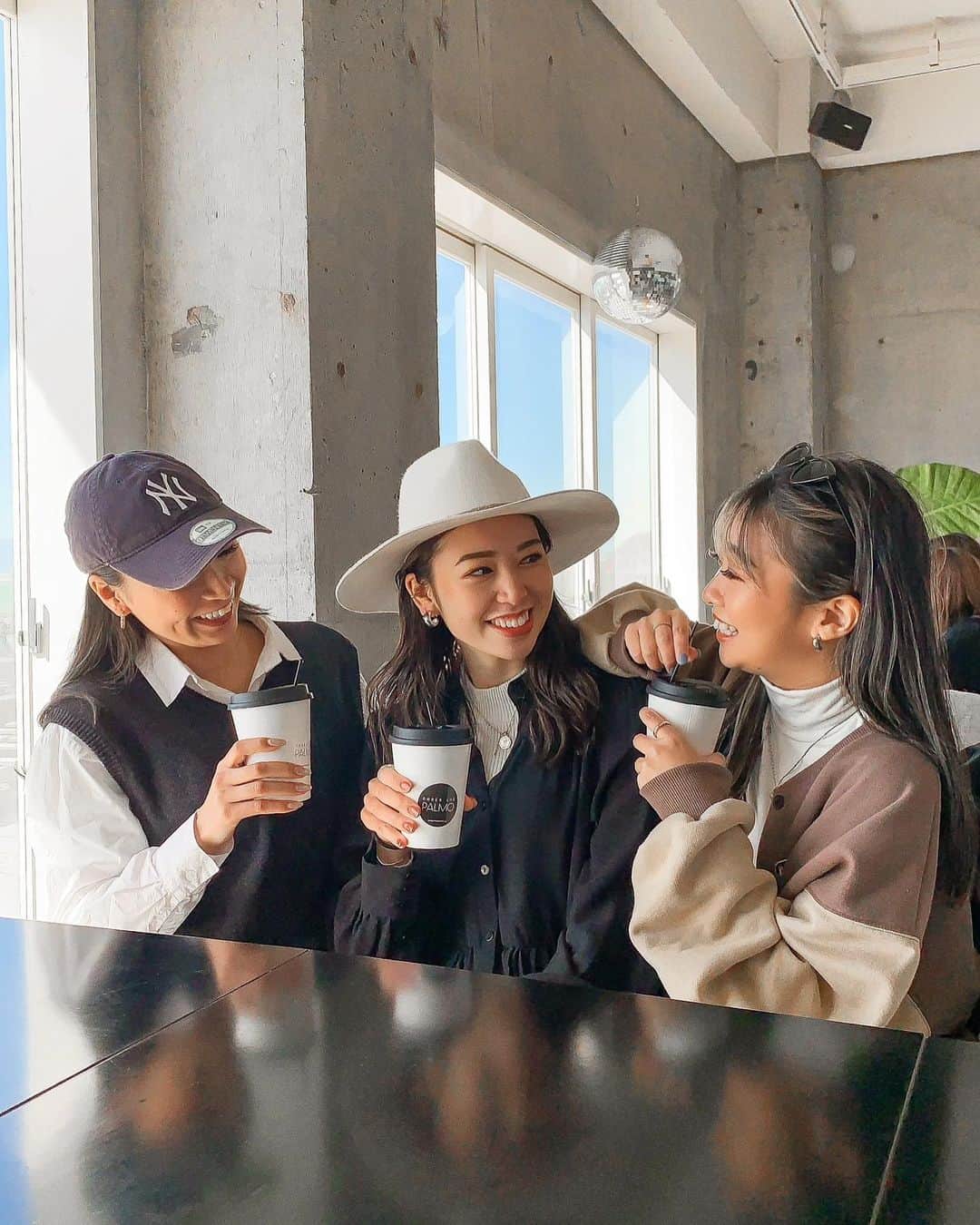 のインスタグラム：「湘南Caffe巡りの旅🚙✨🤍  リニューアルしたCaban 4年ぶりにやっと行けましたんん♡ さらに可愛くなってた〜🤣💕  朝活して行きたいとこ巡って夕日見て 最高すぎた幸せ、、2人ともありがとぉぉ🌞🌊  1. @potatis_blue  2. @underthepalmo.jp  3. @marine.and.farm_sajima   #cafe#potatis#underthepalmo#caban#tb#ootd #outfit#beach#湘南カフェ#カフェ#カフェ巡り」