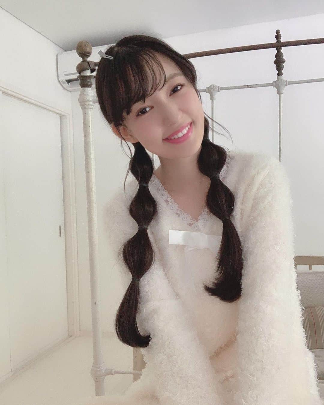 村星りじゅ（ukka）さんのインスタグラム写真 - (村星りじゅ（ukka）Instagram)「＊﻿ この前 撮影でパジャマを着たときです＾＾﻿  いろいろな色があったんですが﻿ 私は白を選びました！﻿ ﻿ 2枚目と3枚目は撮影前で前髪を固定するために﻿ ヘアピンを付けたまま撮っています¨̮﻿ ﻿ #ukka#村星りじゅ#パジャマ」2月17日 21時38分 - riju_murahoshi