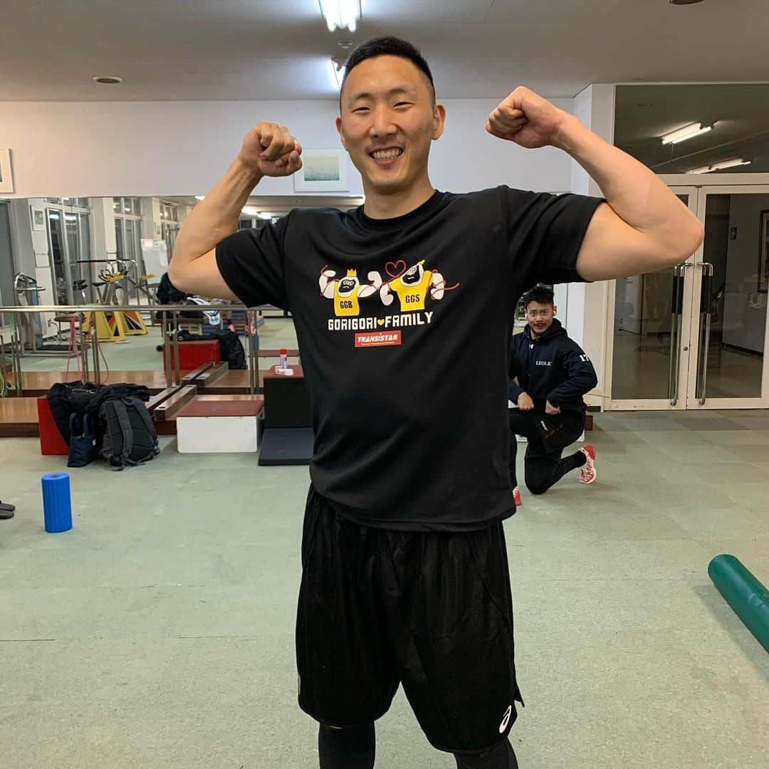 成田幸平のインスタグラム：「＊＊＊ ゴリゴリTシャツVALENTINE version😁👊 今週の試合からゴリゴリパワーで 頑張ります❗️❗️ 応援よろしくお願いします✨ 後ろに変なやついる🤣笑 #GGS #湧永LEOLIC #彗星JAPAN #HANDBALL #ハンドボール」