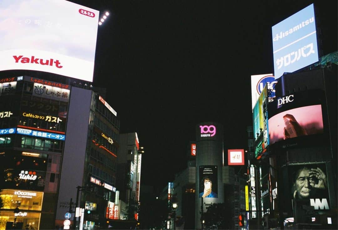 acaneのインスタグラム：「・ 東京に上京して2年が経ちました！  渋谷も新宿も原宿も、歩くだけで どきどき緊張してたのが嘘かのように ササーーっと歩けるようになった！笑  なんか冷たく聞こえて苦手だった 標準語も好きになりました。  それはきっと、東京に来て 心があったかい人たちにたくさん出会えたけんやと思う。  これからも素直に真っ直ぐ、 歌が大好きで人を大切にする人間でいたいし 応援してきてよかったって 思ってもらえるようなシンガーでありたい！  武道館に立ちたいし、 テレビにも出たいし、 みんなの1日が少しだけ豊かになるような 音楽をこれからも届けたい☺️  これからもよろしくおねがいします！  #acane」