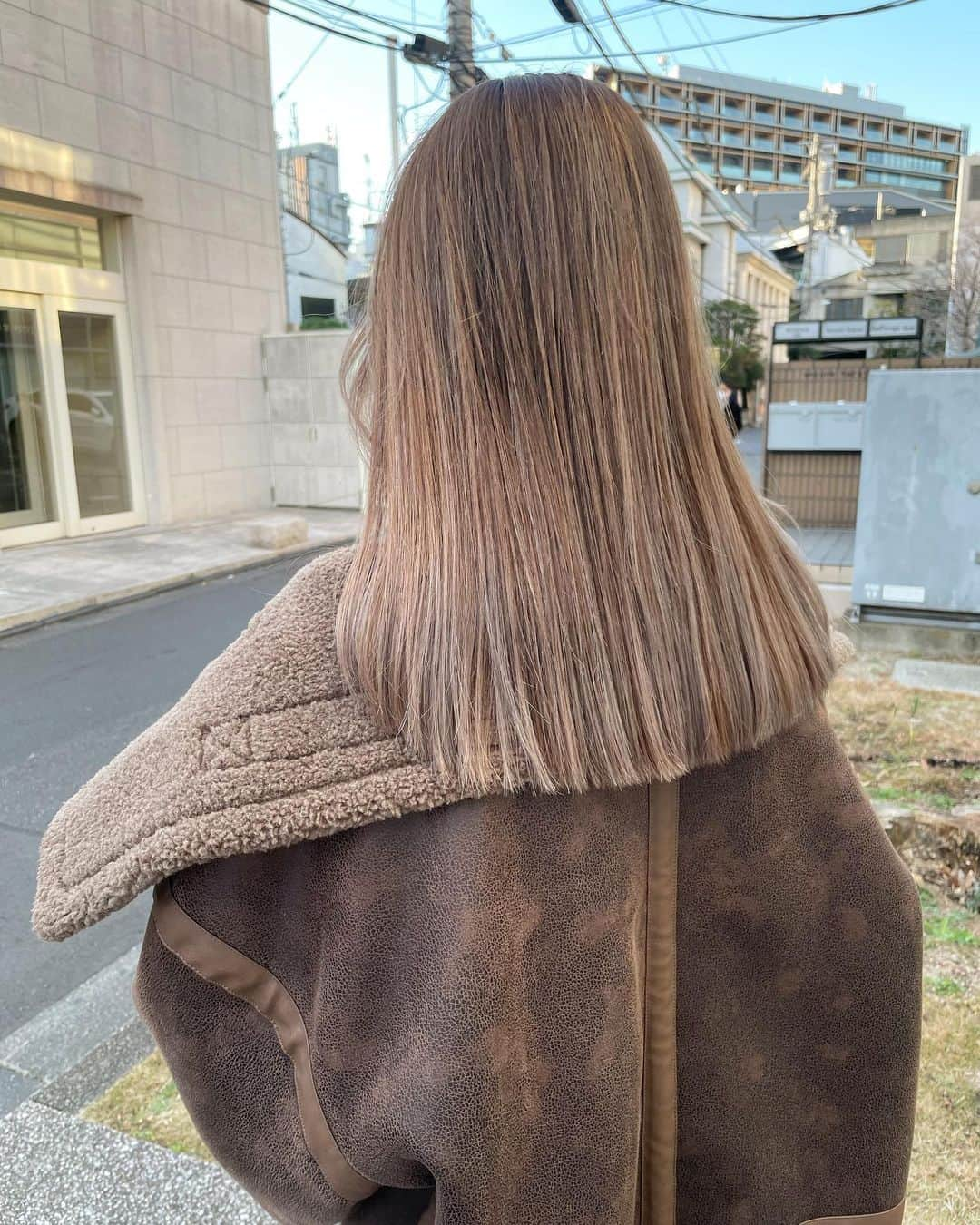 神能裕貴さんのインスタグラム写真 - (神能裕貴Instagram)「🌫 ヘアーをもっと自由に 🌫  2021s/s ヘアースタイルはラフに色っぽく自由に！！ . . “根元暗めハイトーン” ◉根元からややグラデーションになるプラチナブロンドで、立体感かつクールな印象へ. ◉顔が明るく見え、肌が綺麗に見える！ ◉自信と魅力のある女性.  以上の効果が期待できます💫  #effortlesscut#balayage#highlight#shadowroot#ombre #オンブレ#オンブレカラー#ハイライト#バレイライト#バレイヤージュ#海外ヘアー#リアル海外ヘアー#ラフカット#エフォートレスカット#ラフで適当がカッコいい#ラフで色気のあるヘアー#キャメルブラウン#SHIMA#色気#セクシー#sexy#ラフ#クール#髪型ではなく色気を買う時代」2月17日 21時41分 - kannohair