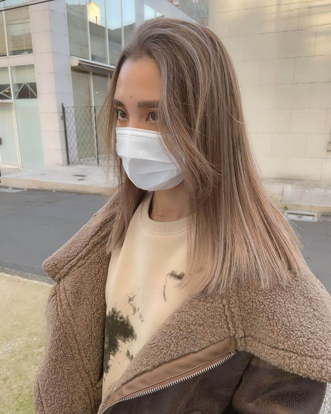 神能裕貴のインスタグラム：「🌫 ヘアーをもっと自由に 🌫  2021s/s ヘアースタイルはラフに色っぽく自由に！！ . . “根元暗めハイトーン” ◉根元からややグラデーションになるプラチナブロンドで、立体感かつクールな印象へ. ◉顔が明るく見え、肌が綺麗に見える！ ◉自信と魅力のある女性.  以上の効果が期待できます💫  #effortlesscut#balayage#highlight#shadowroot#ombre #オンブレ#オンブレカラー#ハイライト#バレイライト#バレイヤージュ#海外ヘアー#リアル海外ヘアー#ラフカット#エフォートレスカット#ラフで適当がカッコいい#ラフで色気のあるヘアー#キャメルブラウン#SHIMA#色気#セクシー#sexy#ラフ#クール#髪型ではなく色気を買う時代」