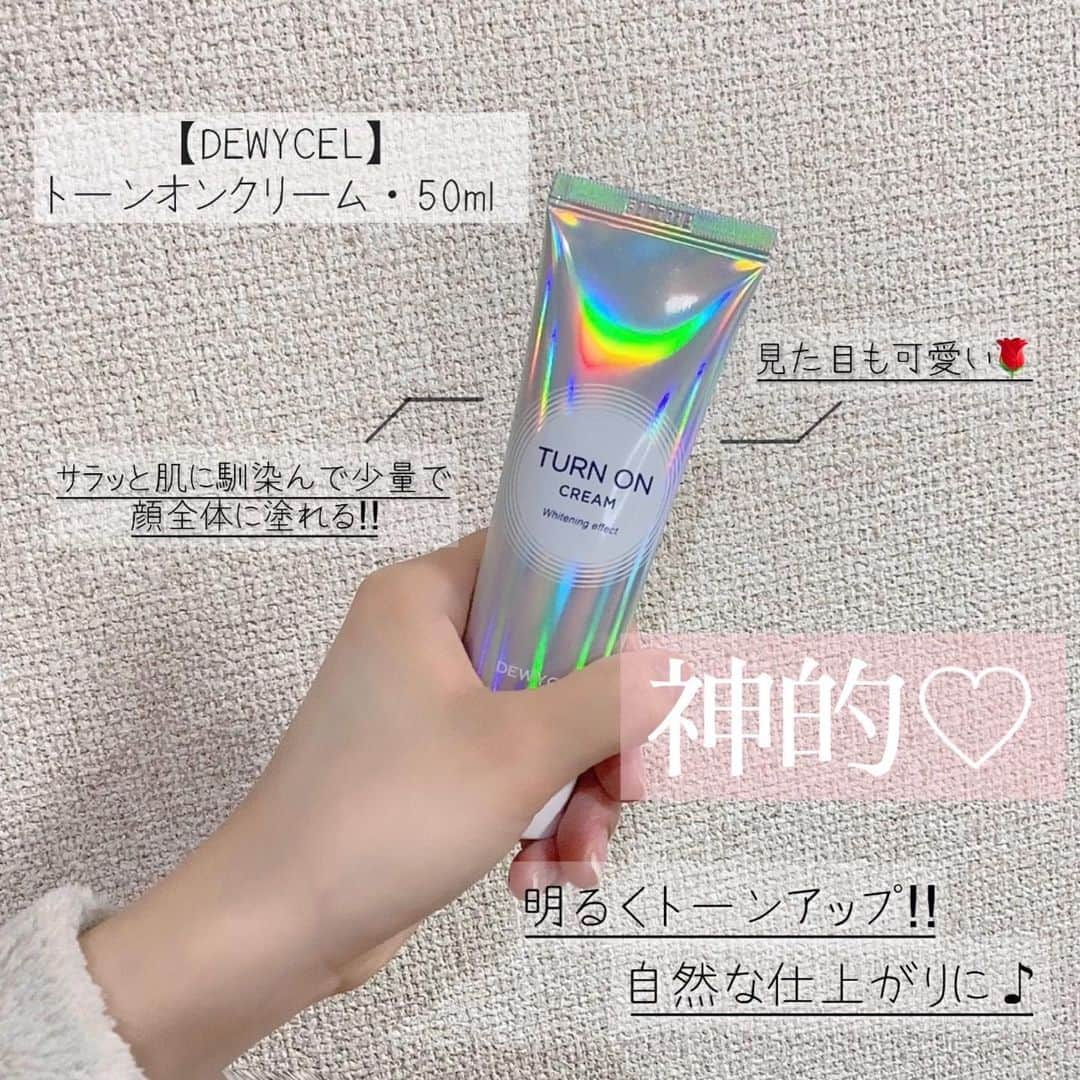 渡邉鈴音さんのインスタグラム写真 - (渡邉鈴音Instagram)「🦄【DEWYCEL トーンオンクリーム・50ml 】  パッケージも可愛くてコスパも良くてこれは愛用確定だぁ！！　　　皆んなも是非使ってみてぇ😳  特徴🍀 ☑️3Dトーンアップパウダー配合 ☑️美白機能成分、 8つのホワイトフラワー成分配合 ☑️ビタミン10コンプレックス、エラストマーゲル配合  10種類のビタミン成分とナイアシンアミドと、8種類のホワイフラワー成分が配合されていてメラニンの生産を抑え、実際に肌を明るくしてくれるスキンケアトーンアップクリーム！  💡寝る前だけじゃなくクッションファンデーションの前に塗ってあげても肌がさらにトーンアップしてお肌が輝く‼︎😎  ✍️しっとりとしながらサラッとベタつかないツヤツヤお肌になれてお肌もトーンアップして香りもいい匂い♪  まさに神的アイテム😍   Amazon、楽天、QOO10、デュイセル公式SHOP などから購入出来ます✨きになる方はチェックしてみてください！！ ・ ・ 【@dewycel_japan 】様のレビューさせていただきました🧚‍♀️ #dewycel#デュイセル#dewyholic#preciousvaluabledewycel #韓国 #韓国コスメ #韓国コスメレビュー #トーンアップクリーム #美容 #美容成分 #オススメコスメ」2月17日 21時43分 - rinne_watanabe