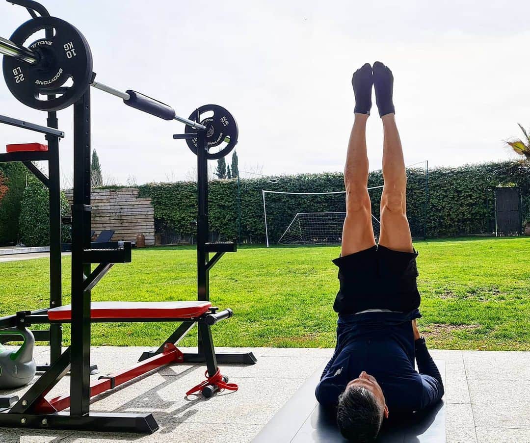 ルイス・ハビエル・ガルシア・サンスのインスタグラム：「Good workout session today!! Ended it with few good stretching exercises. Long time with no back problems tells me, I've got to keep doing them. No a big enthusiast of stretch  but definitely need them.  Do you enjoy stretching or like me is just a must do to keep away injuries? #Workout #stretch #LuisGarcia」