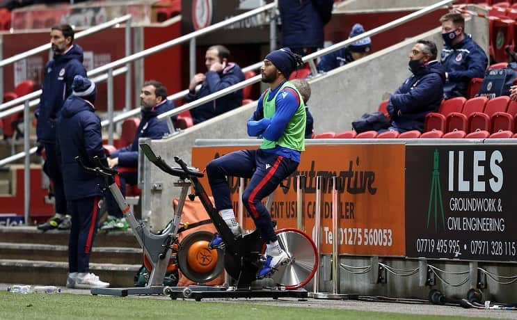 リアム・ムーアのインスタグラム：「This TEAM 👏🏽   So good to be back involved, the hard work continues 🏃🏾‍♂️🔋  @readingfc」