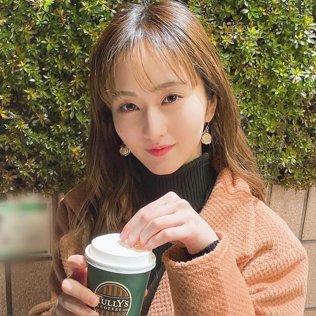 のインスタグラム：「. タリーズのね、 ジンジャーハニーミルク みたいな、、🐝🍯❤️  ちゃんとした名前また忘れちゃった😅 けど、美味しいやつ飲んだんだ〜🤍  ゆうがが撮ってくれたよ〜👸🏼  #tullyscoffee #tullys #coffee  #タリーズ #タリーズコーヒー」