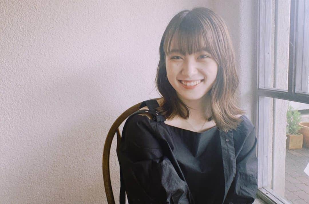 遠藤みゆのインスタグラム：「昨日の夜から部屋の模様替え？ってゆーなの配置換えとかが完了しましたふふふ☺︎ . 自分的にはすごく満足❤︎ あとはいろいろ片付けだったり小物を揃えたいなって感じです☺︎ . #ふわふわlinelive 1週目のファイル無事届いたみたいでよかったです❤︎ . 色紙は誰に届くのかなあ☺︎ 昨日の配信みんな壁紙貰ってくれましたか？ 次回は24日(水)です！ そちらもお楽しみにしててね🍫」