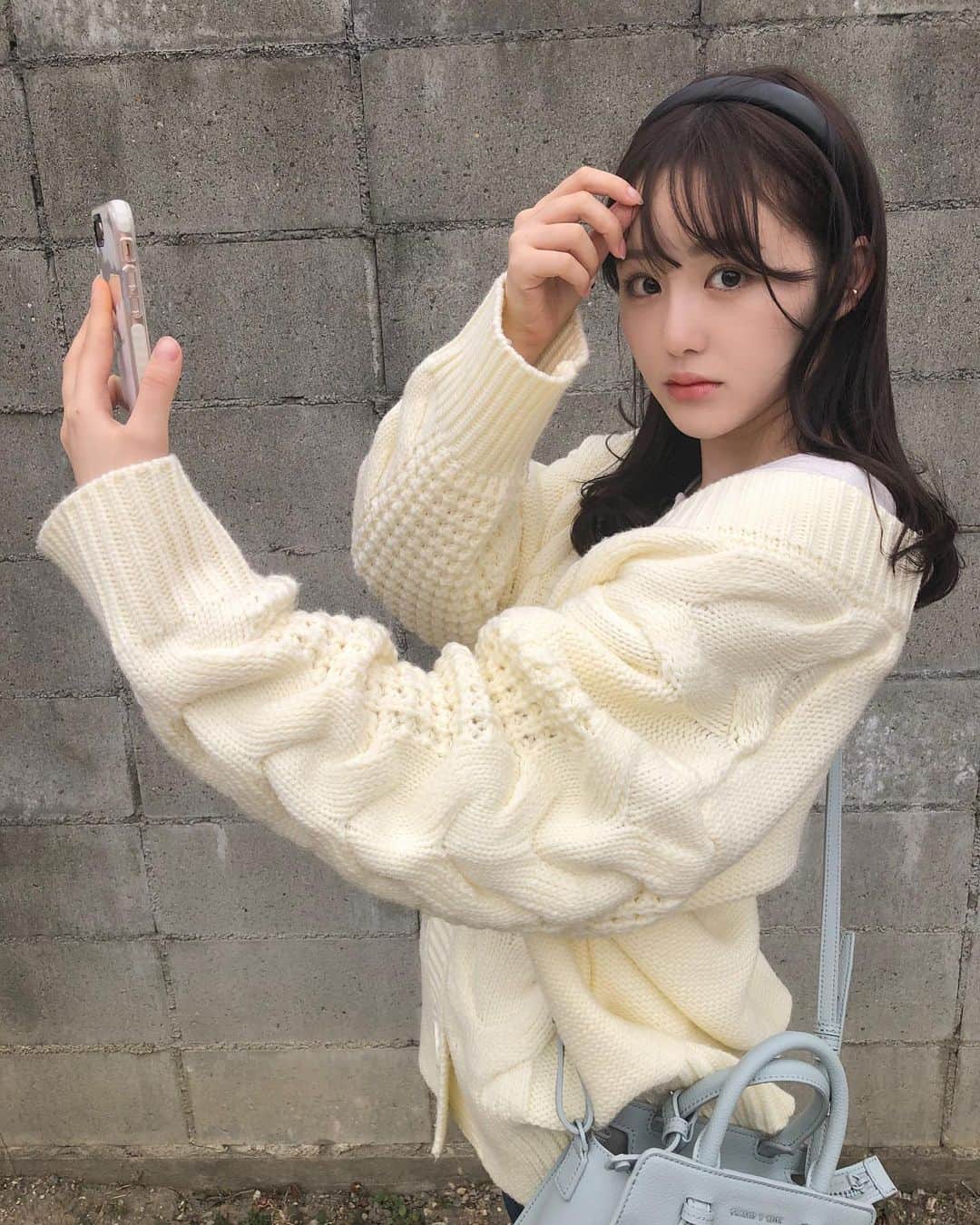 伊藤小春のインスタグラム：「・﻿ 不意打ち母カメラ📸﻿ ﻿ ﻿ スマホを鏡にしているところです（あるある〜！）﻿ ﻿ だけどこの日は強風だったので、　﻿ この5秒後には雪夜叉と化していました﻿🌬 （雪夜叉伝説・魔犬の森・錬金術・雪鬼伝説はトリックがぶっ飛んでてめちゃくちゃすきです）（金田一の話です）﻿ ﻿ ﻿」
