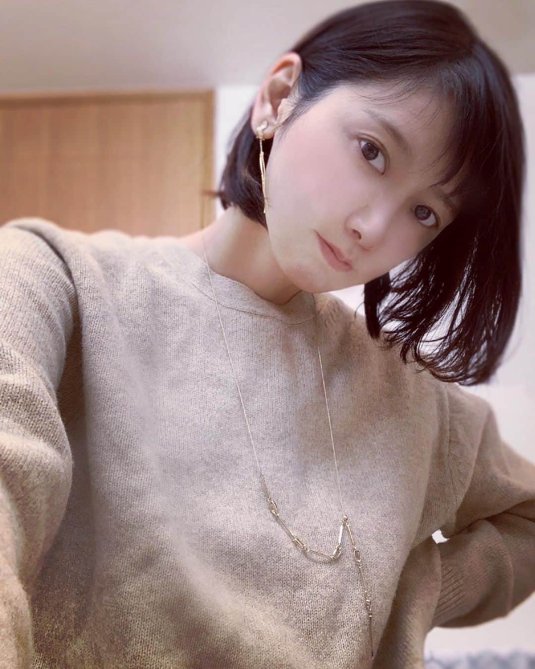 HIMIKOのインスタグラム：「ニットワイドパンツがラクすぎて3本も 買ってしもた ウエスト総ゴムで柔らかのびのびな 履き心地 今ならZOZOの最終セールで1000円〜 で買えるので是非オススメしたい！ 検索したらいっぱい出てくるよー  #キレイめカジュアルコーデ #大人カジュアル #大人ファッション #大人コーデ #大人メイク #大人スタイル」