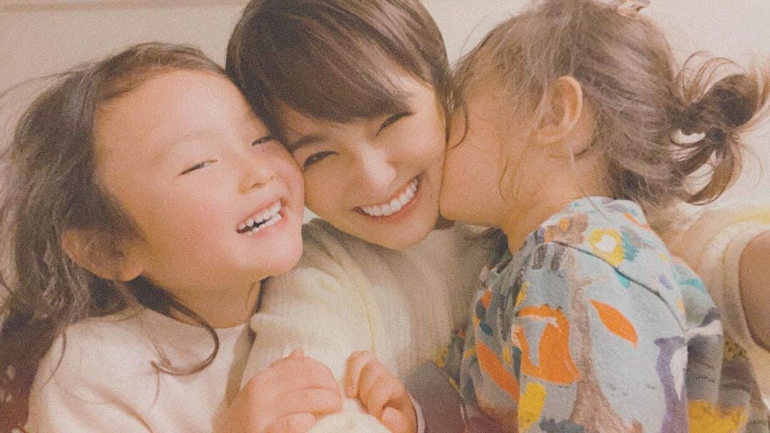 関谷桃子のインスタグラム：「#fulloflove #笑顔の源  まぁ、イラの源になる時も多々あるけどなっ😤笑  anyway!!大好きなんだな。この人たち。笑  #マミーの宝物」