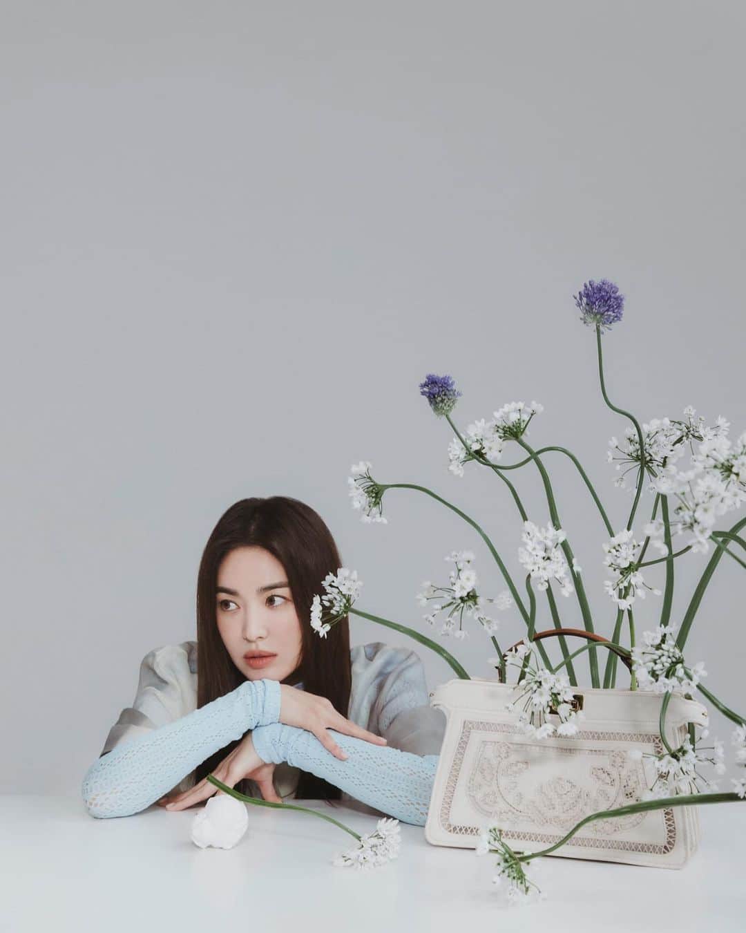 Fendiのインスタグラム：「A vision of elegance and grace. Meet the new #FendiAmbassador in Korea – actress @kyo1122.   #HyeKyoSong #FendiSS21  Media: @harpersbazaarkorea  Photographer: @mokjungwook Editor: Hwang Inae  Styling: Kim Hyunkyoung  Hair: Lee Iljung  Makeup: Jo Eunjeong」