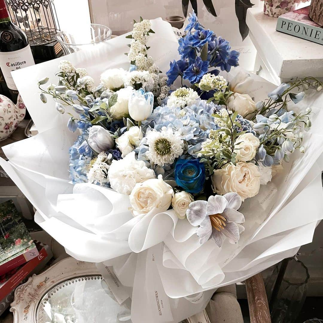 Florist.janeさんのインスタグラム写真 - (Florist.janeInstagram)「블스 시그니처 컬러로 제작된 대형 꽃다발 💙 큼지막한 수국이 3대나 들어갔습니다 💙 . . 👍🏻블루밍스완 플라워는 모든 작품 심혈을 기울여 제작합니다. 고객님 한 분 한 분 소중하게 생각하며 수동적으로 많이 팔기 위해 노력하지 않습니다. 작품 하나하나에 애착을 가지며 고객님께서 말씀해주신 의견 적극 수렴하여 제작하려 노력합니다.  .  👆🏻블스 주문건 경우 배송료는 모두 별도 입니다.  .  ✌🏻 배송 시간은 매번 달라지는 교통 상황에 따라 정각에 맞출  수 없으며 대략적인 시간대에 배송해드립니다.(ex 1시-2시)  .  👉🏻직접 픽업시 시간 약속 엄수 부탁드립니다.너무 일찍오실경우 시간에 맞추어 제작하기때문에 기다리셔야합니다. 또한 연락도 없이 늦으실경우 몹시 곤란합니다. 가끔가다 몇몇 고객님분들께선 늘 상주하는 꽃집이라 여기고 약속에 큰 의미를 두지 않으시기에 저희는 발이 묶여 이도 저도 못하고 미팅에 늦거나, 밥을 먹을 수 없게 됩니다. 약속은 필수 입니다. 이 점 꼭 숙지 해주세요.  .  👌🏻상품 문의시 원하시는 작품 캡쳐후 문의주시면 빠르게 답변도와드리겠습니다.(가격 상담은 저희 블루밍스완 작품만 가능합니다. ) .  🤟🏻매번 달라지는 꽃 시장 상황에따라 샘플 사진과 100% 동일하게 제작은 어렵습니다. 최대한 비슷하게 또는 사진 보다 더욱 예쁘게 제작해드리니 전적으로 플로리스트 의견을 믿어주세요 🙏🏻  .  🖐🏻꽃은 오래 볼 수 있는 화분이 아닌 야채, 과일과 같다고 생각합니다. 실온에 지속적으로 방치되고 관리가 소홀할 경우 당연 색이 변질되고 시들 수 있습니다. 쪼개진 사과처럼요. 구매하신 당일에 시들어 버리는 경우는 꽃에 문제가 있을 수 있습니다. 하지만 몇일이 지나고 실온에 계속 노출될 경우 꽃은 당연히 축 쳐지고 시들게 됩니다. 그렇기 때문에 생각보다 빨리 시들었다해서 환불을 요청하는 경우는 야채를 사서 반으로 자른뒤 몇일 후 갈변한 야채를 보고 상점에 환불 요청하는것과 다르지 않다고 생각합니다.  .  👉🏻꽃은 시듭니다. 오래보길 원하고 그 시듦을 아쉬워 하며 속상해하지 마시고  꽃을 산 직후 반짝반짝 빛이나는 순간을 기억해주세요. 꽃은 가장 아름다운 그 순간 여러분에게 행복을 선물한 후 자기 일을 다 하여 지는 것 뿐입니다. 👈🏻」2月17日 21時56分 - jane.florist