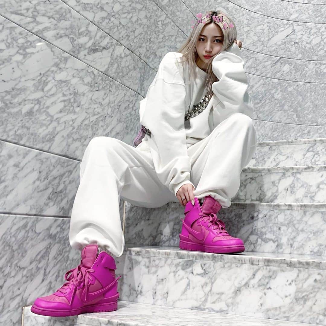 原涼香のインスタグラム：「my new kicks 🤍💓🤍」