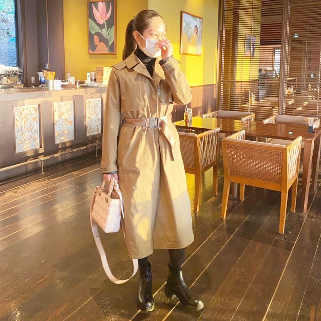 岡本麻佑のインスタグラム：「. ハワイやバリを思い出す素敵空間での一枚💖海外に行くのが難しいこの頃、海外気分を味わえてはっぴい🧚🏻‍♀️✨夕日が反射して顔がぴかんっ💫ベルト捩れてるの気になるなあ🤦🏽‍♀️ズボラ🥑」