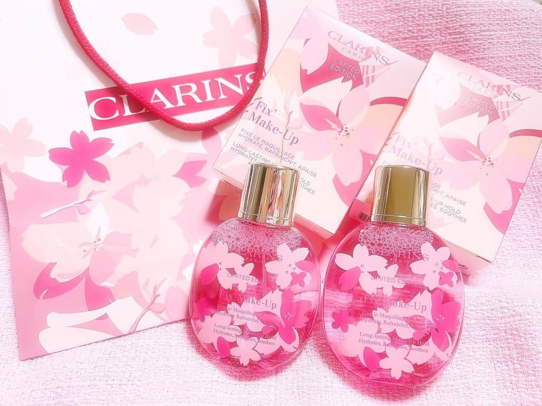 桧垣果穂さんのインスタグラム写真 - (桧垣果穂Instagram)「#clarins の　#フィックスメイクアップ サクラコレクション🌸🍒 . . メイクしたあとにお顔に吹きかけるミストなんだけど、これをかけるとメイク崩れが圧倒的に無くなるの🍒ライブの日にいつもしてるんだけど、マスク生活になってから更にもとても役立ってるの🌸🍒♡サクラコレクションのフィックスメイクアップはほんのりサクラの優しい香りがして気分転換にもなって良きです💓🌸💓 . パッケージ可愛すぎる🌸🍒💓推しのアイドルの子とかにプレゼントであげたりしたらめちゃめちゃ喜ばれると思います😳一つ4400円なんだけど、クラランスはエステサロンを経営してるような美容に特化してるブランドで信頼なうえに、さらに効果を考えたらめちゃめちゃコスパ良い商品なのでとってもオススメです🌸🍒💓（ヲタク特有の早口）　 . #美容 #美容好きな人と繋がりたい #オタク #オタク女子 #メイク #メイク好き #コスメ #コスメ購入品 #春コスメ #化粧品 #デパコスリップ #アイドル #春メイク #instagood #instagood #instalike」2月17日 21時59分 - kahohamu14