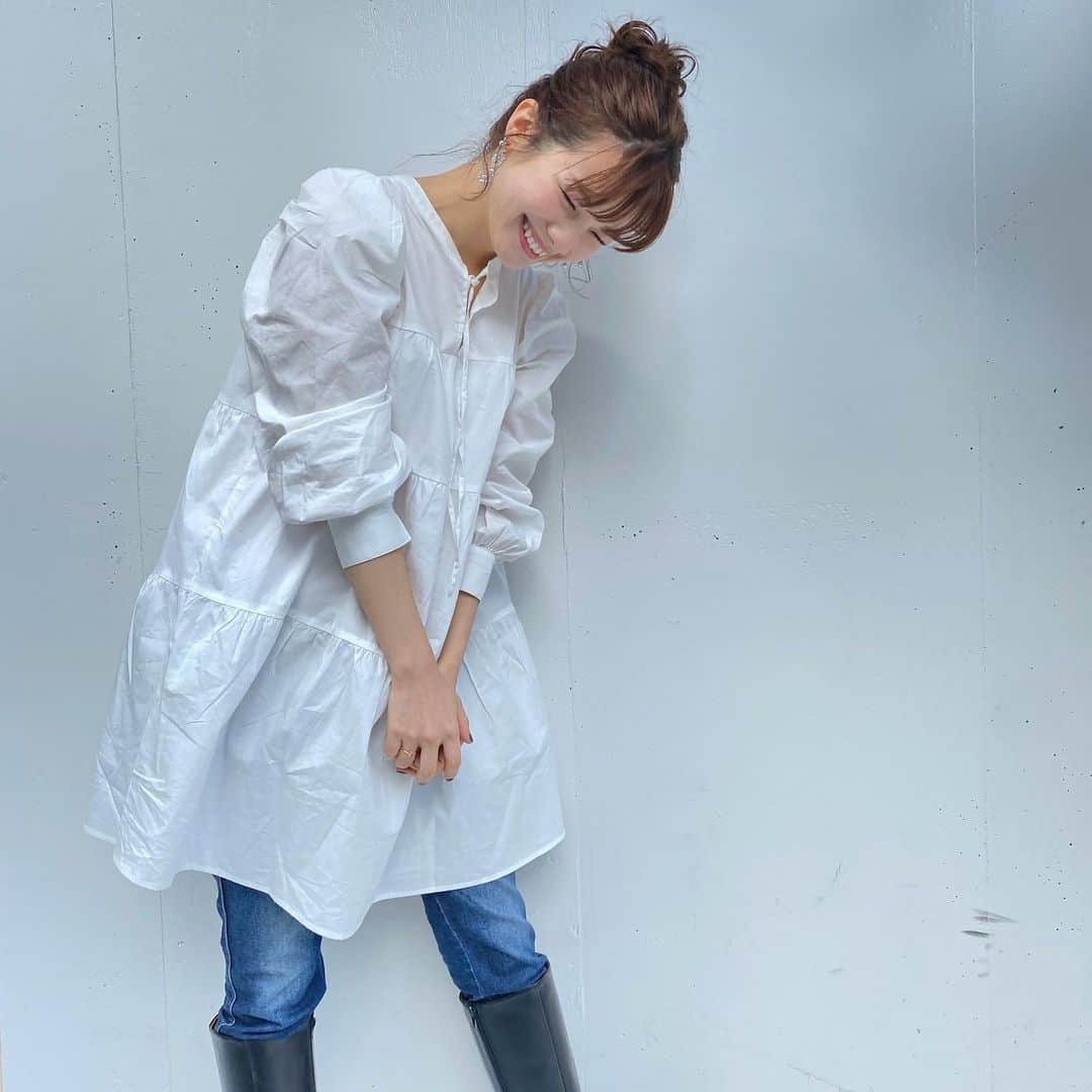 西谷菜々のインスタグラム：「. 先日のインスタライブで着てたのは 本日ZOZOTOWNオープンしたブランド @bohmal_official のティアードチュニックシャツ🌼 今年の春はどうしてもティアードを着たかった🤍  前後で着れる2way、肩のパフ感、袖口のスナップボタンと こだわりがいっぱい詰まっていて お値段も可愛め…((しかも今日は1,000円オフクーポンが出ている👀))  そんなオープンしたばっかりのbohmal、 これから要チェックブランドなのでぜひアカウントフォローしてね✨  #bohmal_official #bohmal #ボマール #bohmal_style #2WAYティアードチュニックシャツ #pr」