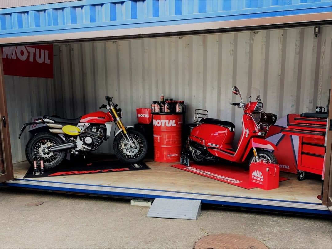 MOTUL Japanさんのインスタグラム写真 - (MOTUL JapanInstagram)「【MOTORISTSブース＠バイカーズパラダイス】 . FANTIC, Lambretta, SYMを取扱うMOTORISTSが箱根にあるライダー・バイカーの聖地 バイカーズパラダイス南箱根に常設ブースを展開。 . Motulのオイル、メンテナンスケミカルも一緒に展示しています。 . 国内でのFANTIC, Lambretta, SYMの純正指定オイルはMotul!! Motulの製品が相性抜群です。 . バイカーズパラダイス南箱根にも是非お立ち寄りください!!! . #Motul #MotulJapan #PoweredByMotul #Motorists  #fantic #fanticmotor #fanticcaballero  #fanticscrambler #lambretta #Mactools #ランブレッタ #モータリスト #モータリスト合同会社 #マックツールズ #モチュール #バイカーズパラダイス #オイル交換 #高性能オイル #モーターサイクル #オートバイ #バイク好きな人と繋がりたい #オートバイ好きな人と繋がりたい #スクーター好きな人と繋がりたい」2月17日 22時00分 - motuljapan