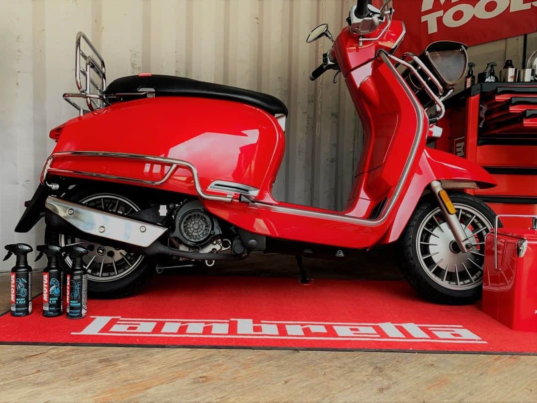 MOTUL Japanさんのインスタグラム写真 - (MOTUL JapanInstagram)「【MOTORISTSブース＠バイカーズパラダイス】 . FANTIC, Lambretta, SYMを取扱うMOTORISTSが箱根にあるライダー・バイカーの聖地 バイカーズパラダイス南箱根に常設ブースを展開。 . Motulのオイル、メンテナンスケミカルも一緒に展示しています。 . 国内でのFANTIC, Lambretta, SYMの純正指定オイルはMotul!! Motulの製品が相性抜群です。 . バイカーズパラダイス南箱根にも是非お立ち寄りください!!! . #Motul #MotulJapan #PoweredByMotul #Motorists  #fantic #fanticmotor #fanticcaballero  #fanticscrambler #lambretta #Mactools #ランブレッタ #モータリスト #モータリスト合同会社 #マックツールズ #モチュール #バイカーズパラダイス #オイル交換 #高性能オイル #モーターサイクル #オートバイ #バイク好きな人と繋がりたい #オートバイ好きな人と繋がりたい #スクーター好きな人と繋がりたい」2月17日 22時00分 - motuljapan