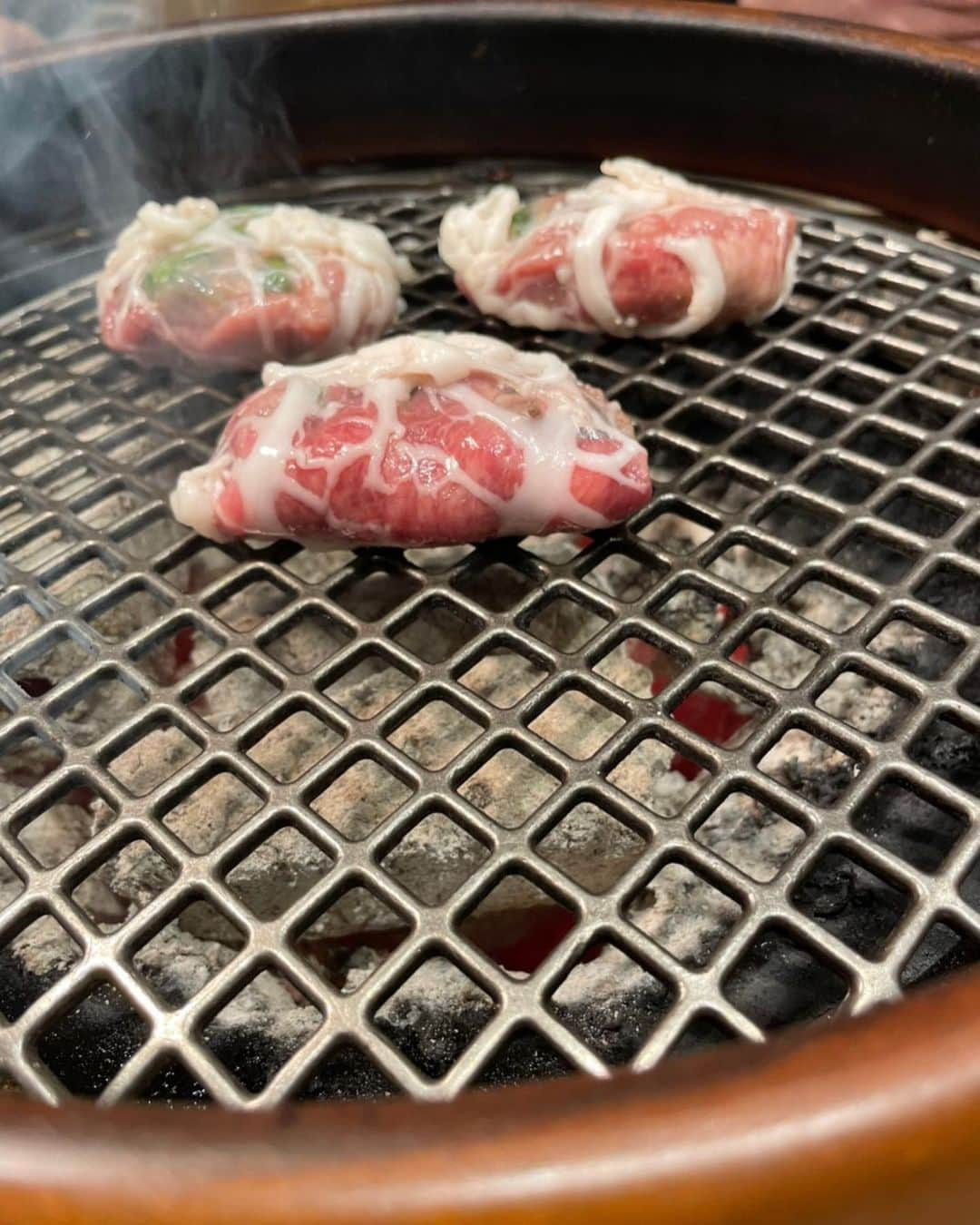 ニッチロー'さんのインスタグラム写真 - (ニッチロー'Instagram)「プロ焼肉選手　滋賀遠征  【近江焼肉ホルモンすだく】さん  栗東店　守山店　南彦根店での3試合  ホール担当で網替えや肉寿司を炙ったり写真撮ったりとプロ焼肉選手としてベストを尽くして来ました  3店舗全て満席御礼  僕よりイチロー選手にそっくりなお客さんがいてユンケル頂きました  どの店舗もお客さんが鉄板のように熱かった  若いスタッフの皆さんと一緒に働けて楽しかったし近江牛は美味しい  これからもプロ焼肉選手として全国の焼肉店へ遠征します  #近江焼肉ホルモンすだく  #焼肉すだく #焼肉 #焼肉イベント #滋賀 #日本一の焼肉の街生まれ #プロ焼肉選手 #ニッチロー  #ニックロー」2月17日 22時01分 - nicchiro5.1