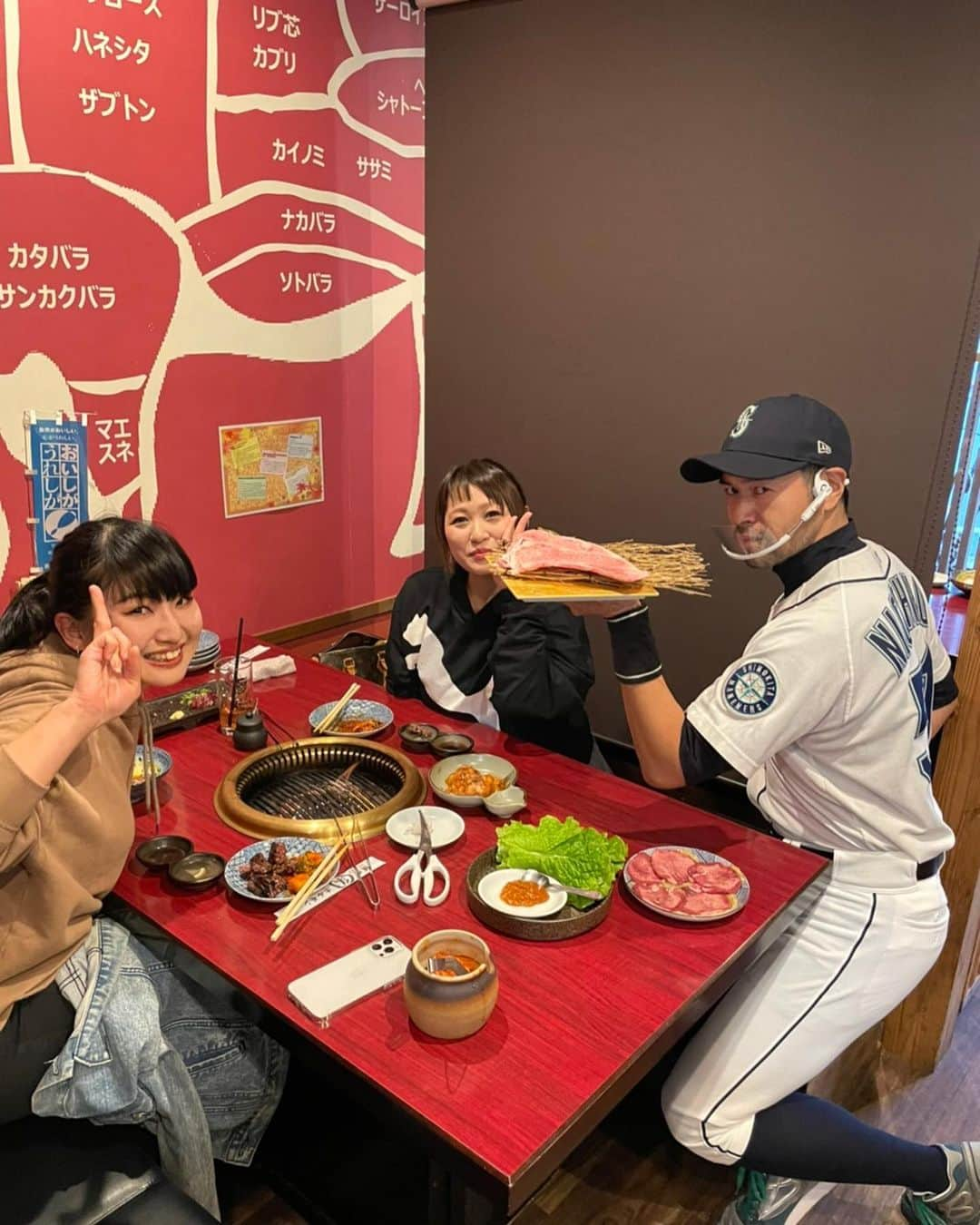 ニッチロー'さんのインスタグラム写真 - (ニッチロー'Instagram)「プロ焼肉選手　滋賀遠征  【近江焼肉ホルモンすだく】さん  栗東店　守山店　南彦根店での3試合  ホール担当で網替えや肉寿司を炙ったり写真撮ったりとプロ焼肉選手としてベストを尽くして来ました  3店舗全て満席御礼  僕よりイチロー選手にそっくりなお客さんがいてユンケル頂きました  どの店舗もお客さんが鉄板のように熱かった  若いスタッフの皆さんと一緒に働けて楽しかったし近江牛は美味しい  これからもプロ焼肉選手として全国の焼肉店へ遠征します  #近江焼肉ホルモンすだく  #焼肉すだく #焼肉 #焼肉イベント #滋賀 #日本一の焼肉の街生まれ #プロ焼肉選手 #ニッチロー  #ニックロー」2月17日 22時01分 - nicchiro5.1