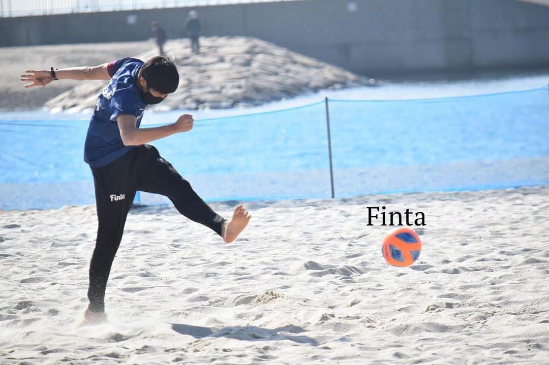 藤川朋樹のインスタグラム：「日進月歩🐢🌕  #ビーチサッカー  #beachsoccer #bsc明石アレイア  #finta #遠野カメラマン  ビーチサッカーやりたい人、練習時間、曜日などなど、、、なんでもコメントやDMで質問してください😊」