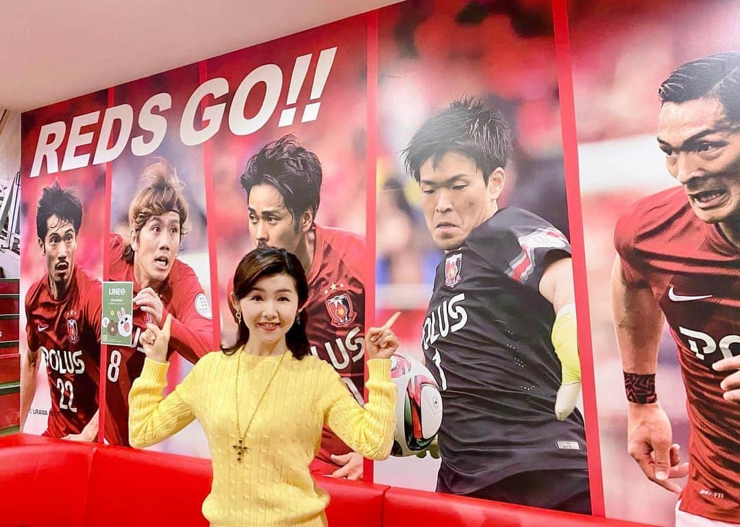 小桜舞子のインスタグラム：「楽屋は浦和レッズルームでした！ ヾ(*´∀｀*)ﾉ　すごーい⚽️  #歌の彩は #収録 #小桜舞子 #浦和レッズ #楽屋  #テレ玉 毎週(月)５：３０～放送 #ぎふチャン 毎週(火)１５：００～放送　 #とちぎTV 毎週(木)９：００～放送 #群馬TV 毎週(金)１０：００～放送」