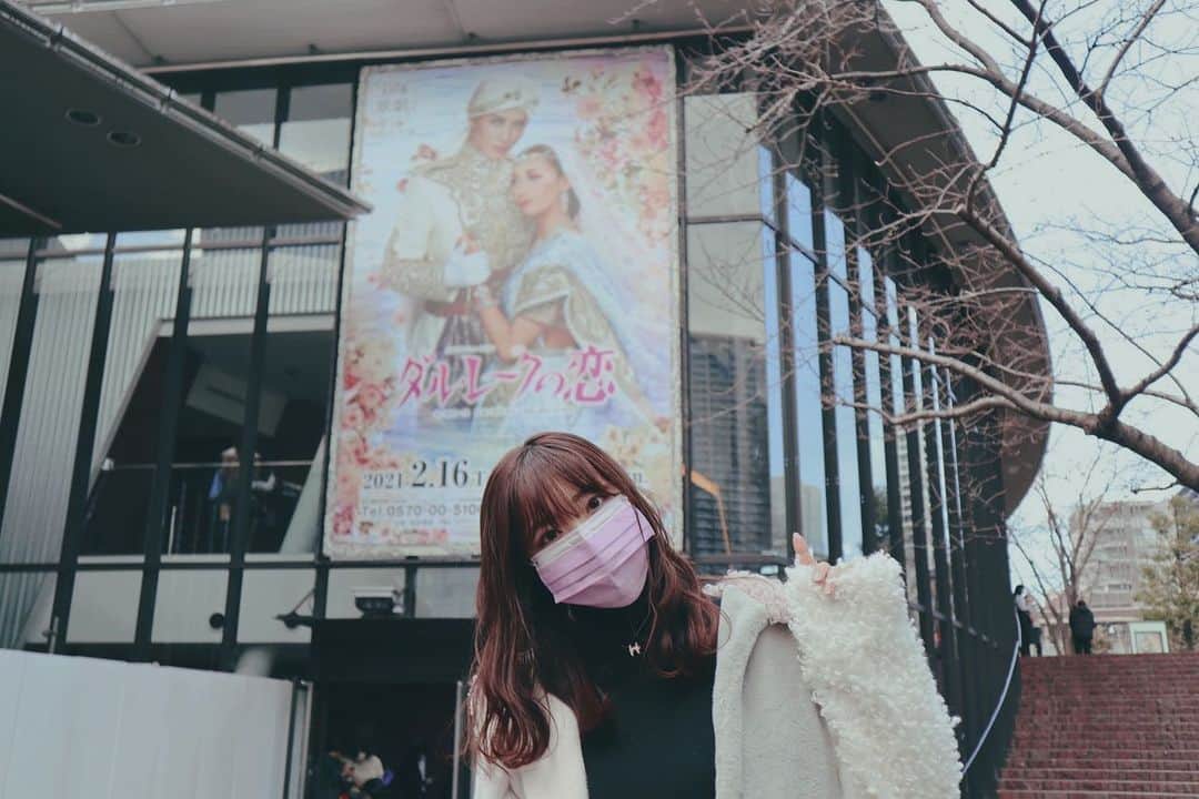 渥美友里恵のインスタグラム：「.﻿ 目も頭も煌めきました…🇮🇳  #月組 #ダルレークの恋  パワーをもらえた楽しい観劇日☺︎﻿ ﻿ #宝塚にちなんで﻿ #すみれ色のマスクをしてみました ﻿ #大楠てら 氏　すぐ見つけられるのだ👀✨ #最後まで無事完走できますよう  #宝塚歌劇団  #月組公演」