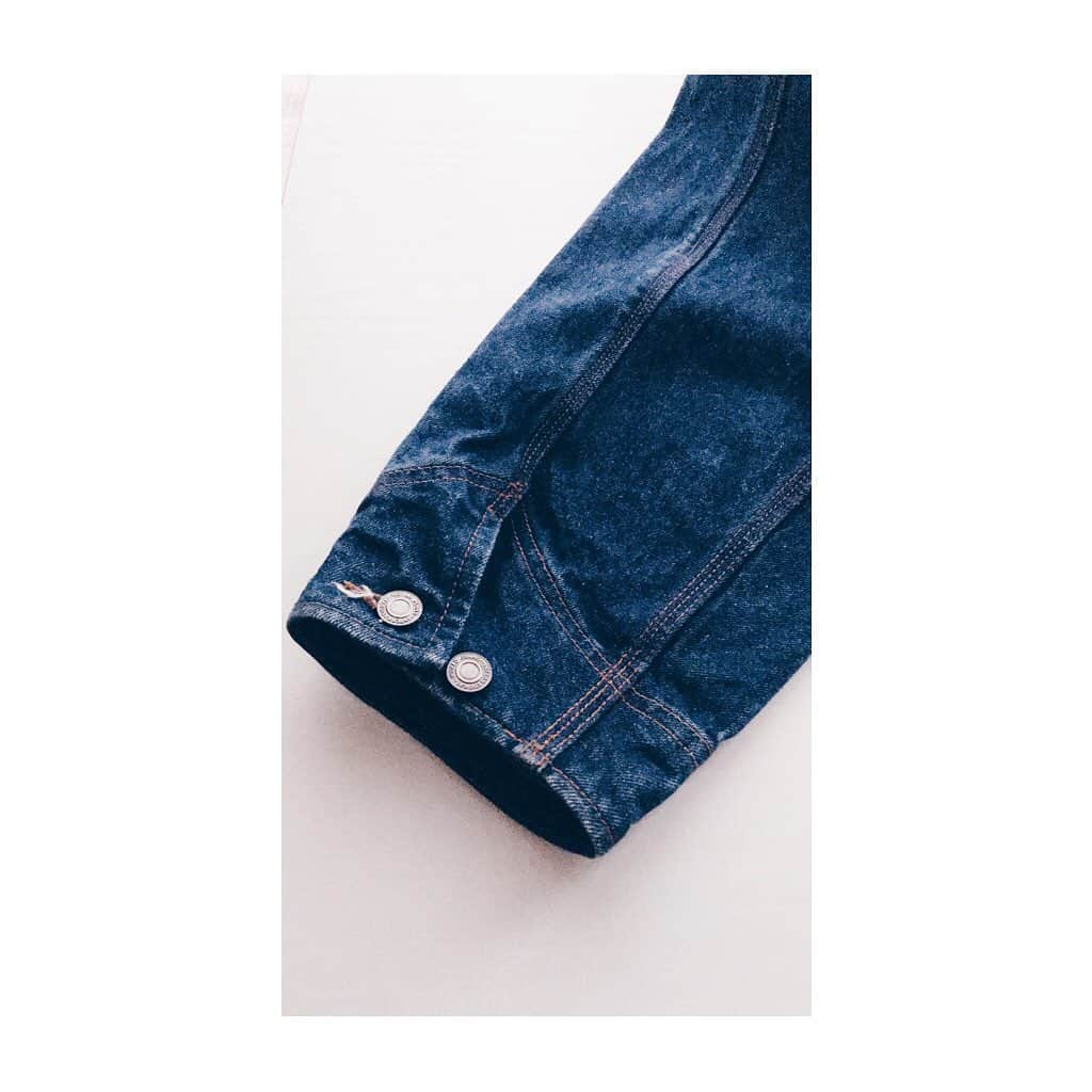 madebyayaのインスタグラム：「デニムジャケットをリメイクした時に残しておいた袖👖 ついに使う日が来た( ˙ᵕ˙ )  ﻿ #sewing #sewinglove #isew #sustainablefashion #denimjacket #sewist #sewcialists #memadeeveryday #handmadewardrobe #ecofashion #refashion #upcycle #slowfashion #sewingmachine #upcycledclothing #thriftflip #sewingproject #costura #couture #nähen #шитье #裁縫 #手芸 #ハンドメイド #リメイク #ソーイング #ミシン #アップサイクル #手作 #미싱」