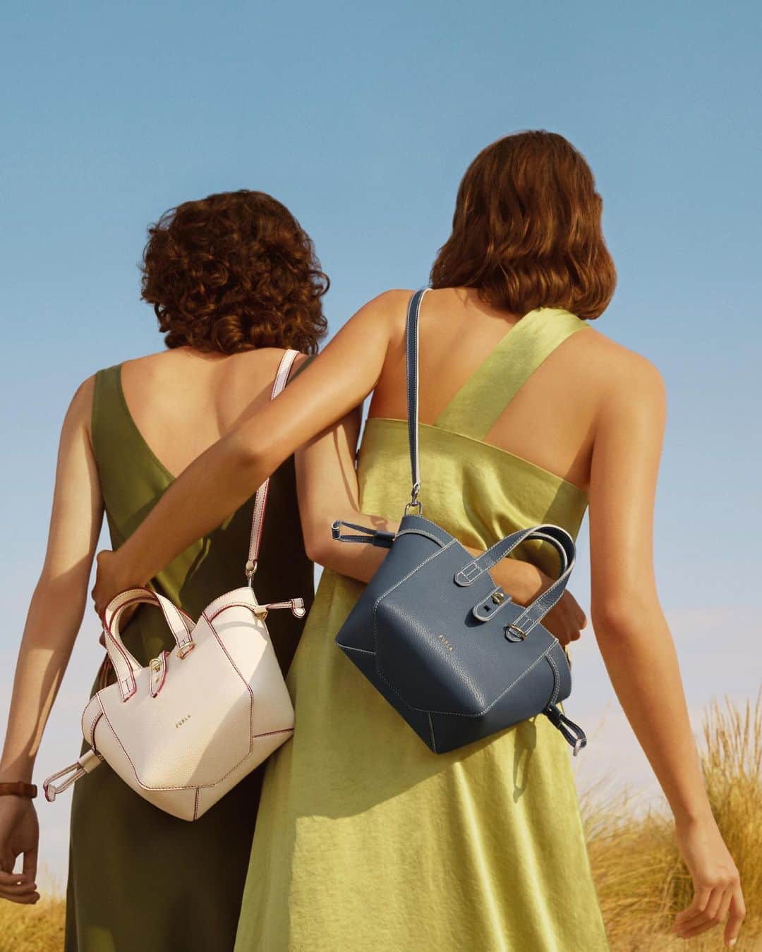 フルラのインスタグラム：「Friends who wear  the Furla Net together, stay together.  Totally into the #FunFurla vibe.   #thefurlasociety #furlafeeling #newcollection #furla #accessories #fashion」