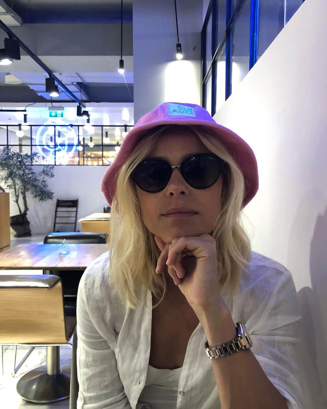 ペルニール・ブルームさんのインスタグラム写真 - (ペルニール・ブルームInstagram)「God I miss going out for scones full of butter and acting cool (🤓), have a coffee with a friend on a café, meet up in the afternoon with friends and hang out, play cardboard games, dance, talk too loud and being foolish in general. I miss Denmark and I miss my friends 🤍」2月17日 22時08分 - pernilleblume