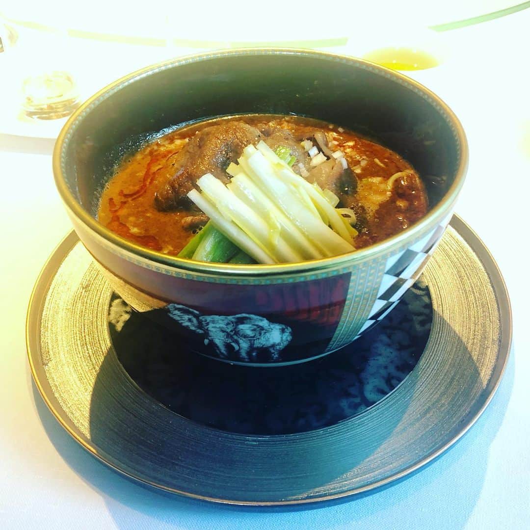 三浦瑠麗さんのインスタグラム写真 - (三浦瑠麗Instagram)「中華のお店があんまりお客さんが来ないんで、起死回生のメニューを作りましたっていうから、はじめてのオーダーを入れた。 ゴージャスな坦々麺。」2月17日 22時20分 - lullymiura