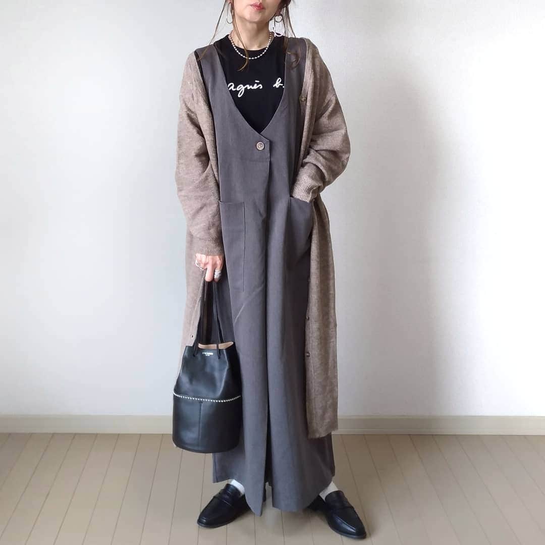 のインスタグラム：「♡ @select.fuuuu_shima のサロペ グレーは少し重めのカラーでまとめました♡ 　 　 素材が良いから、色や合わせる物で色んな雰囲気が出せます◎ 　 　 #楽天ルームに載せてます 　 　 カーディガン：@pierrot_shop Tシャツ：@agnesb_officiel  バッグ：@jandmdavidson  ローファー：@miniajp  ネックレス：@dholic_official ピアス：@r_a.accessory　  　 　 #楽天ファッション #サロペ #サロペットコーデ #サロペット #ロングカーディガン #pierrot #ピエロアンバサダー  #ローファーコーデ #dholic #dholicAmbassador #シルバーアクセサリー #pr #jandmdavidson #春ファッション」